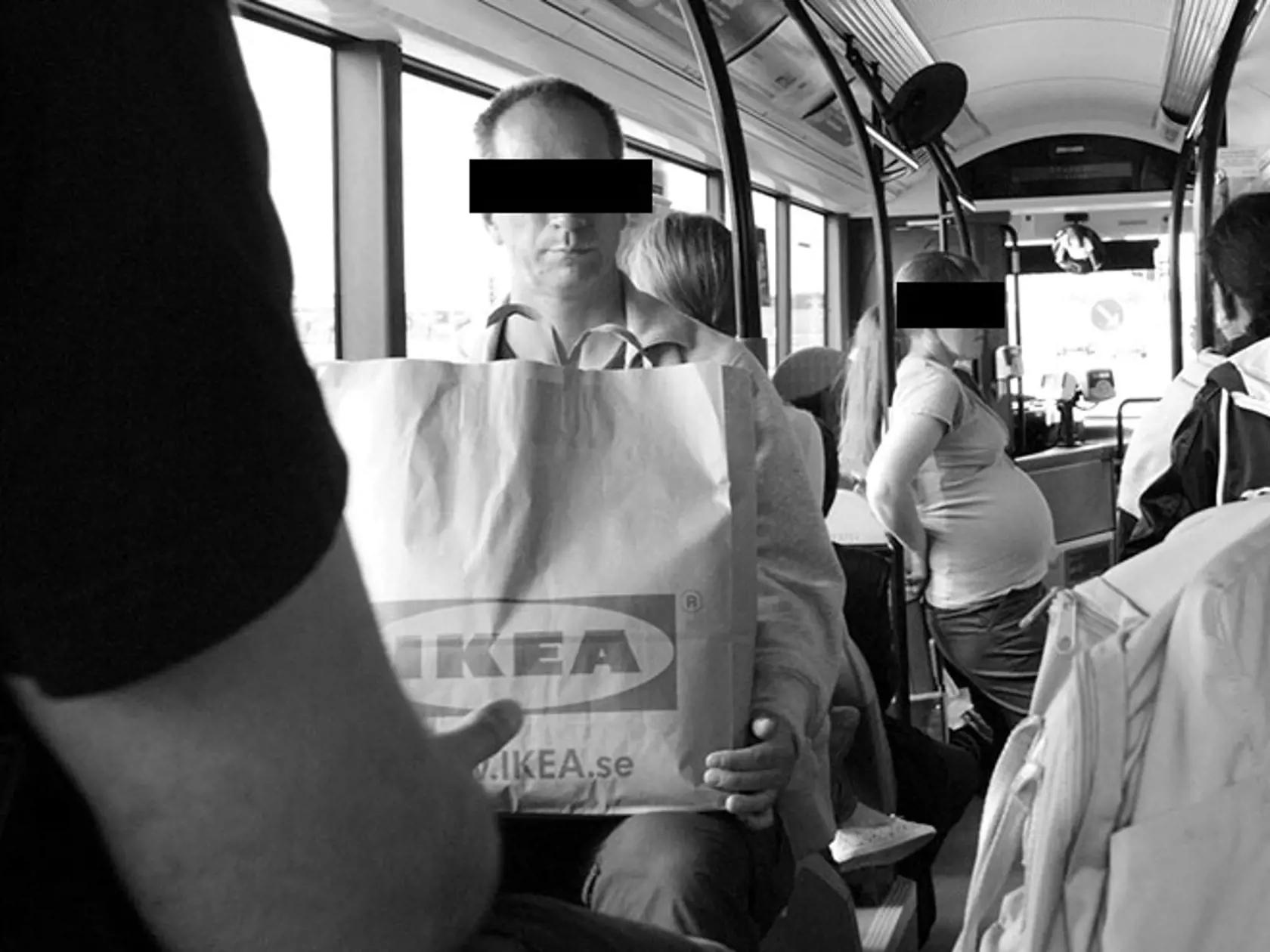 Papierová nákupná taška je síce objemná, ale neporovnateľná s tým, čo nosili naši prarodičia.