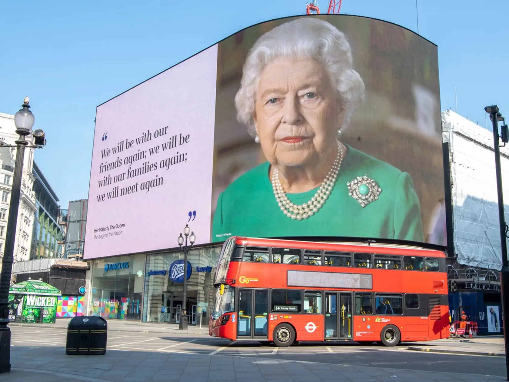 Kráľovná sa prihovárala ľuďom aj zo slávneho bilbordu na Piccadilly Circus v Londýne.