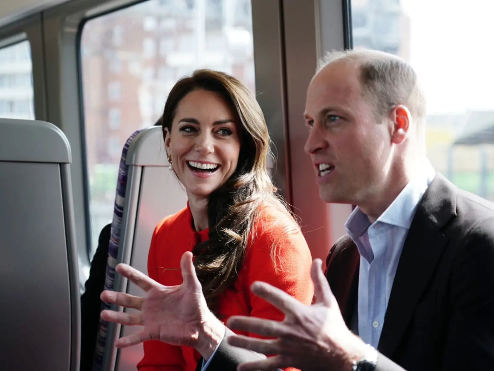 Dokázali to aj vo štvrtok, keď namiesto limuzíny so šoférom zvolili na svoju prepravu bežnú linku metra pomenovanú po zosnulej kráľovnej. Kate a Will si v sprievode nenápadnej ochranky neváhali prisadnúť k prekvapeným cestujúcim a prehodiť s nimi zopár slov. Počas rozhovorov odpovedali hlavne na otázky okolo príprav veľkolepej korunovácie.