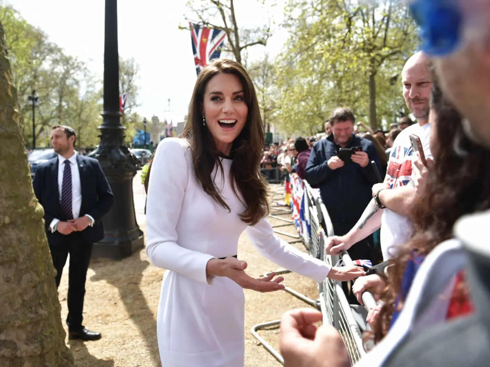 Kráľa Karola III. počas vítania ľudí pred Buckinghamským palácom sprevádzali aj princ a princezná z Walesu. Karol, Kate a William si podávali ruku s mnohými ľuďmi, ktorí sa tam objavili. Dav bol nadšený.