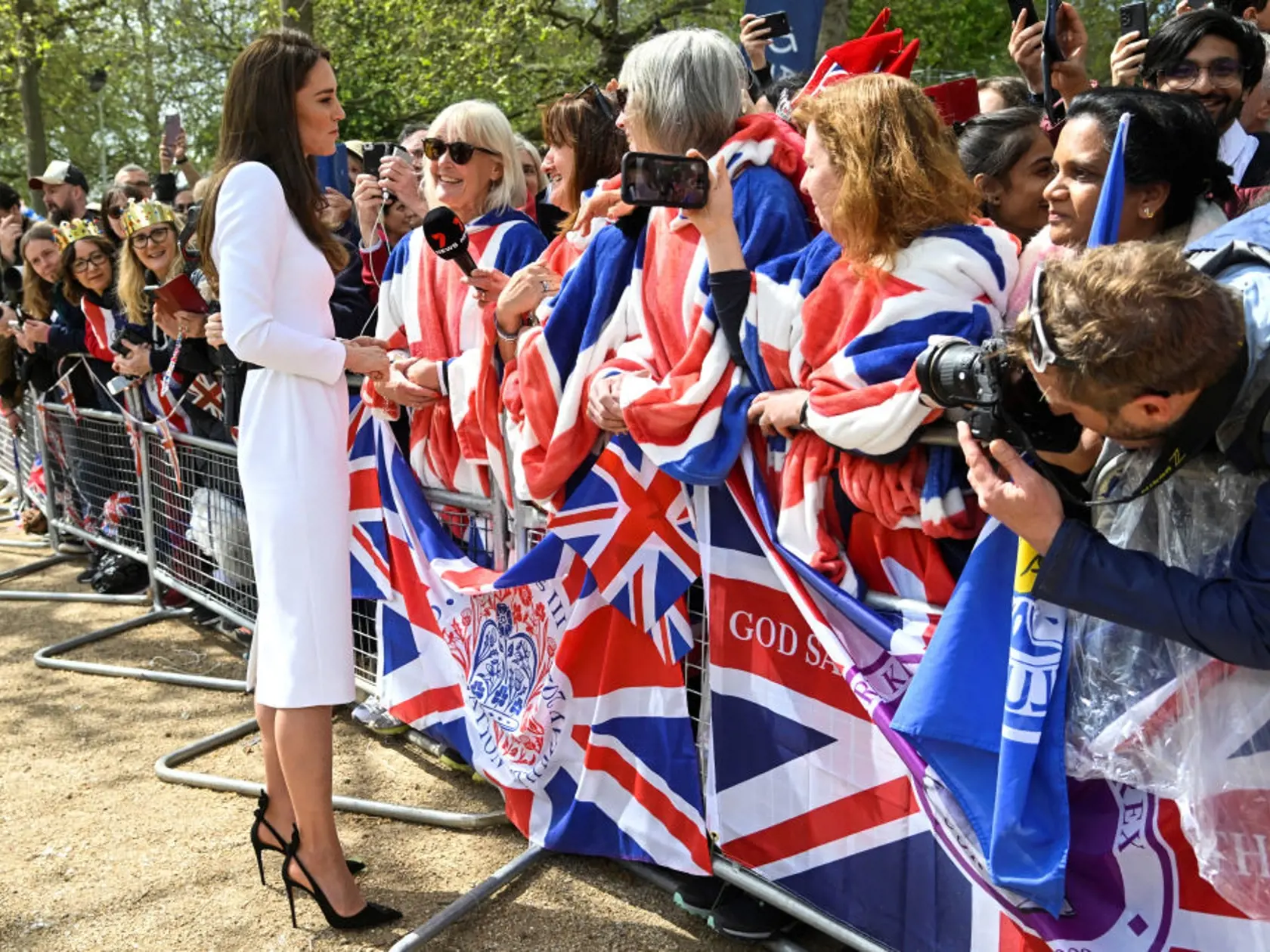 Princezná Kate v čiernych lodičkách značky Aquazurra