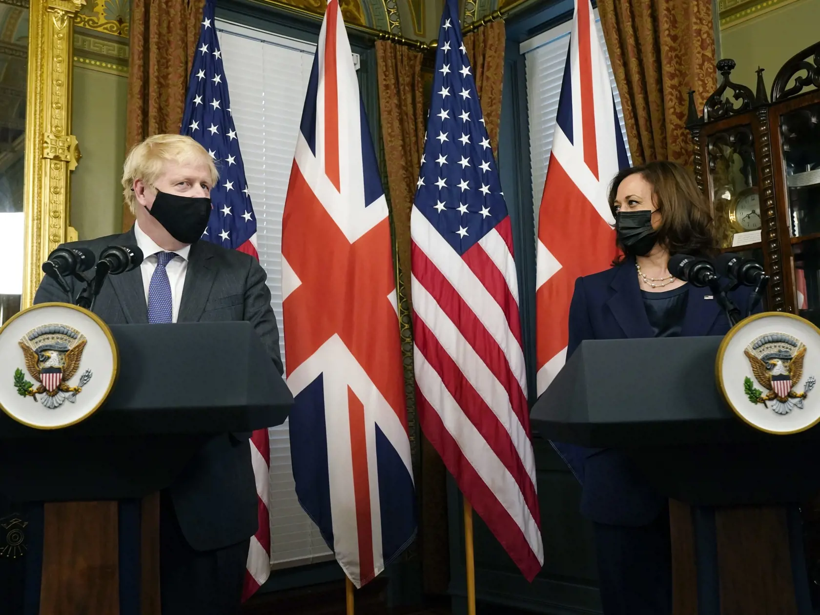 KK44 Washington - Americká viceprezidentka Kamala Harrisová a britský premiér Boris Johnson počas stretnutia 21. septembra 2021 vo Washingtone. FOTO TASR/AP
Vice President Kamala Harris meets with British Prime Minister Boris Johnson, Tuesday, Sept. 21, 2021, in Harris' ceremonial office on the White House complex. (AP Photo/Jacquelyn Martin)