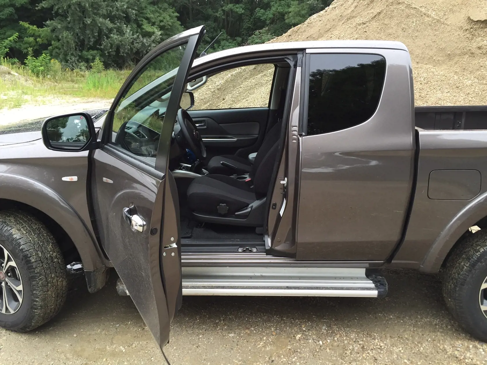 Extended Cab je síce štvormiestny, cestujúci vzadu však nebudú spokojní s priestorovou ponukou.
