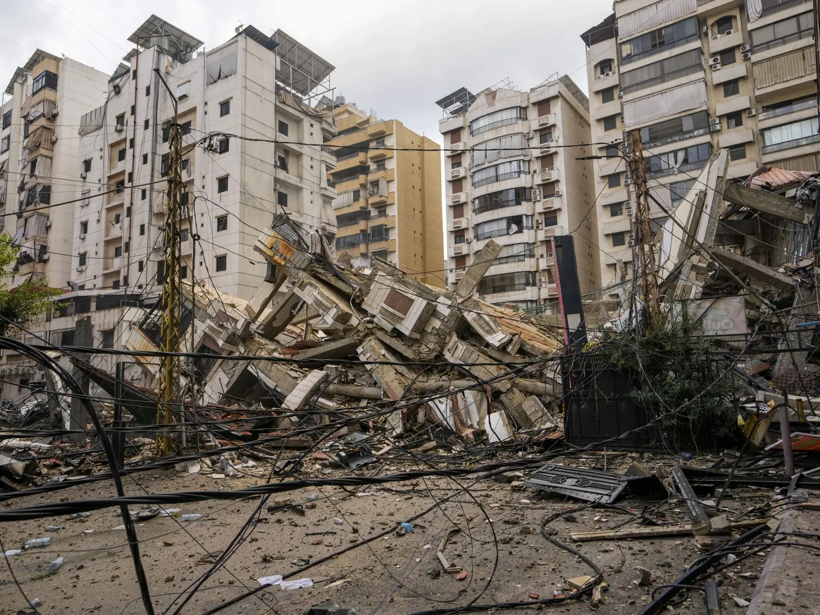JB 24 Bejrút - Zničená budova po izraelskom leteckom útoku na južnom predmestí Bejrútu 1. októbra 2024. FOTO TASR/AP

A damaged building is seen at the site of an Israeli airstrike in Beirut's southern suburb, Lebanon, Tuesday, Oct. 1, 2024. (AP Photo/Hassan Ammar)