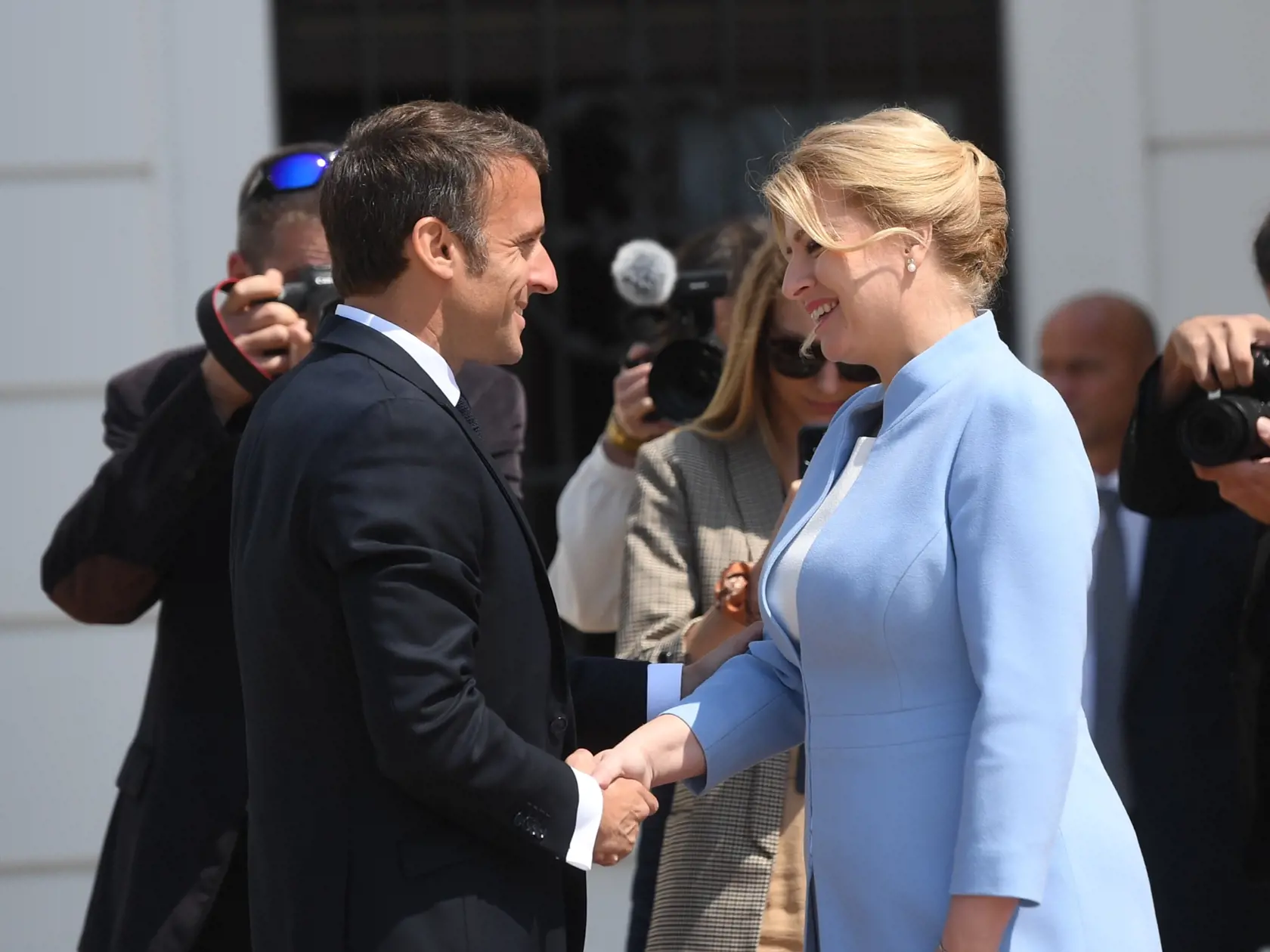 „Ďakujem, pani prezidentka, milá Zuzana,“ týmito slovami sa našej hlave štátu prihovoril francúzsky prezident Emmanuel Macron (45) v Bratislave, kam prišiel ako účastník medzinárodnej konferencie Globsec. Obaja prezidenti pri tejto príležitosti vyzdvihli strategické partnerstvo krajín, no počas rokovaní hovorili aj o energetike, boji s dezinformáciami či bezpečnostnej situácii vo svete.