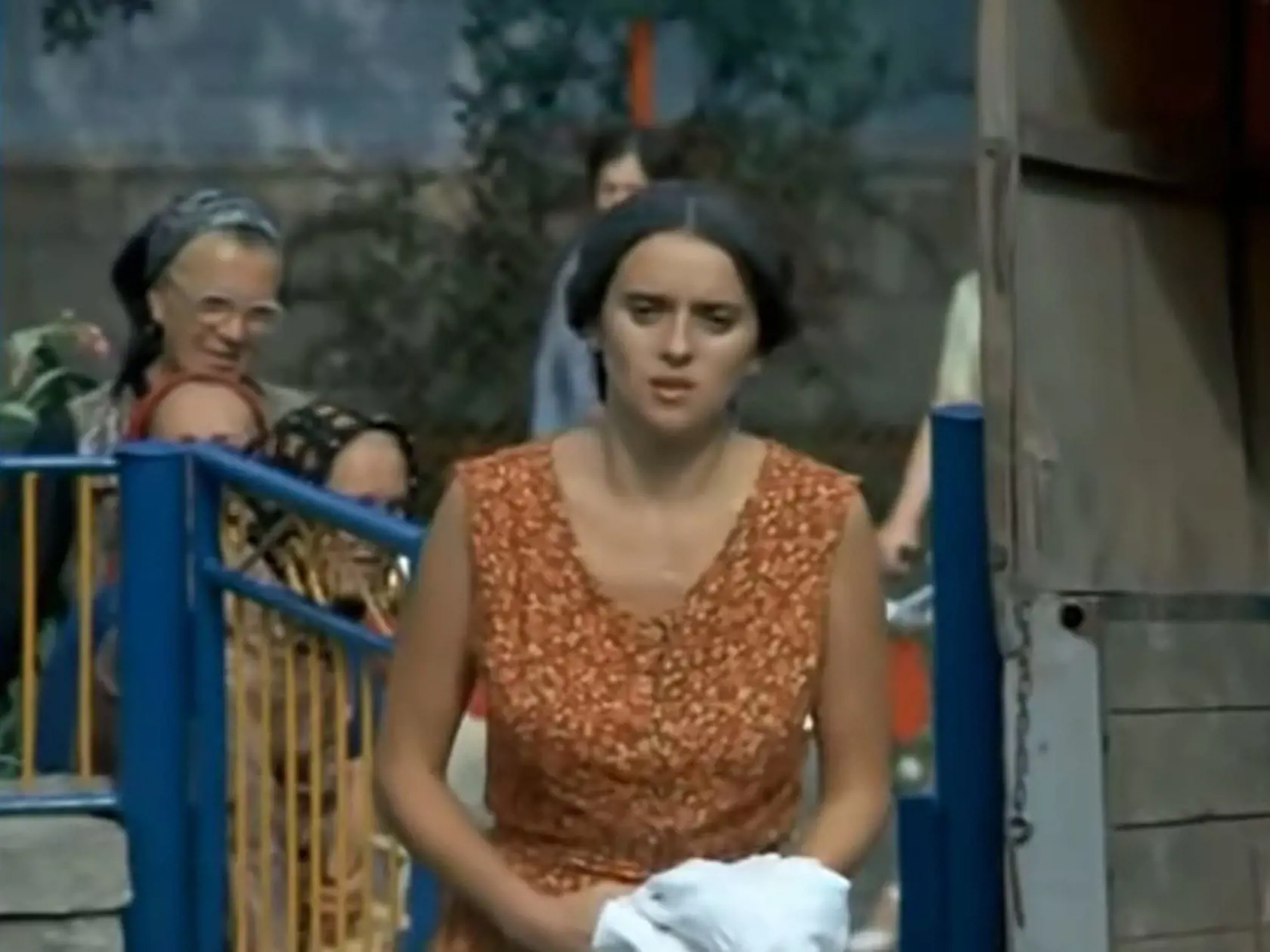Milka Zimková (vpravo) ako Johana Ovšená v kultovom filme Pásla kone na betóne.