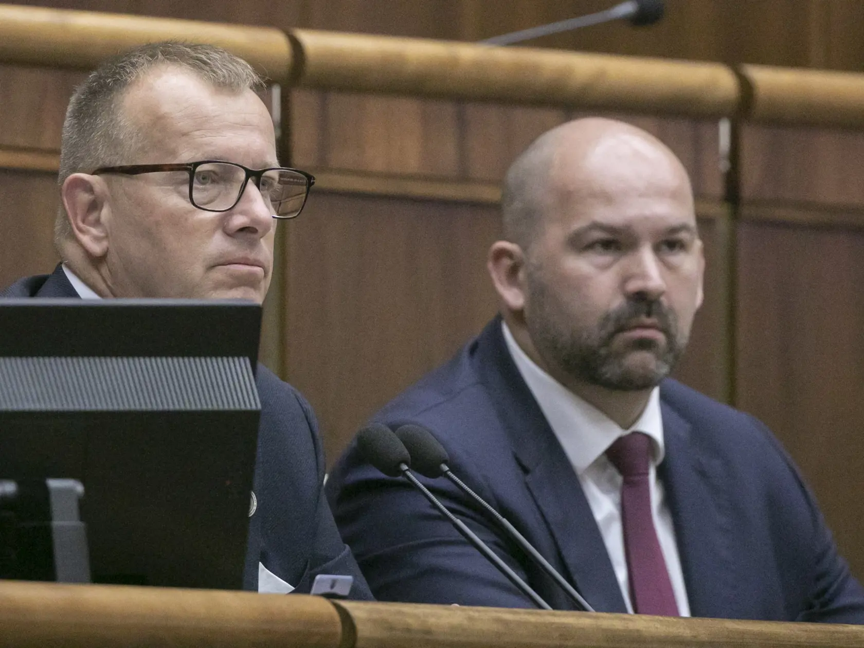 Na snímke zľava predseda parlamentu Národnej rady (NR) Slovenskej republiky (SR) Boris Kollár a podpredseda NR SR Peter Pčolinský (obaja Sme rodina) reagujú po zrušení mimoriadnej schôdze parlamentu v Bratislave v pondelok 29. mája 2023. Hnutie OĽANO a priatelia stiahne pôvodný návrh na mimoriadnu schôdzu Národnej rady (NR) SR so všetkými nedorokovanými bodmi z predchádzajúceho rokovania.