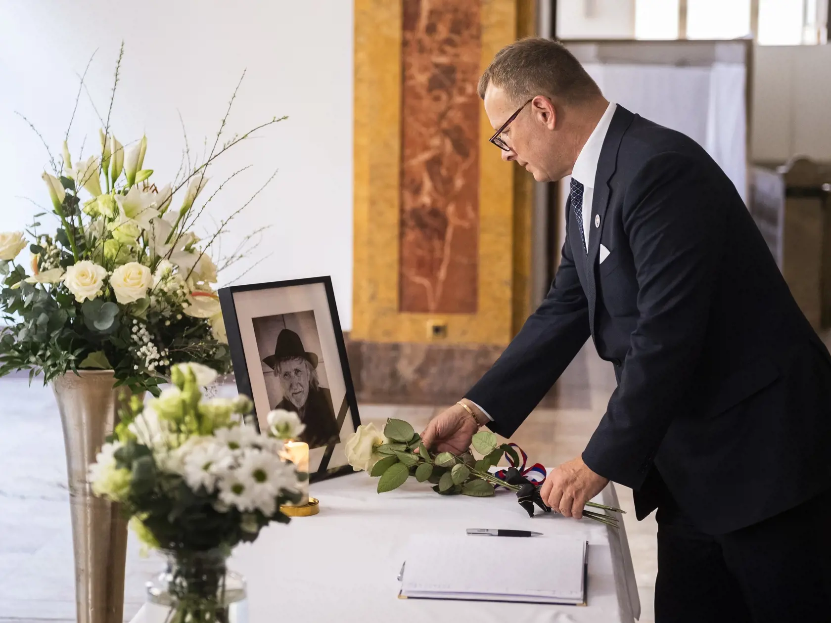 Na snímke predseda Národnej rady (NR) SR Boris Kollár (Sme rodina) počas uctenia si pamiatky zosnulého režiséra Juraja Jakubiska zápisom do kondolenčnej knihy v Dvorane Ministerstva kultúry SR v Bratislave 28. februára 2023.