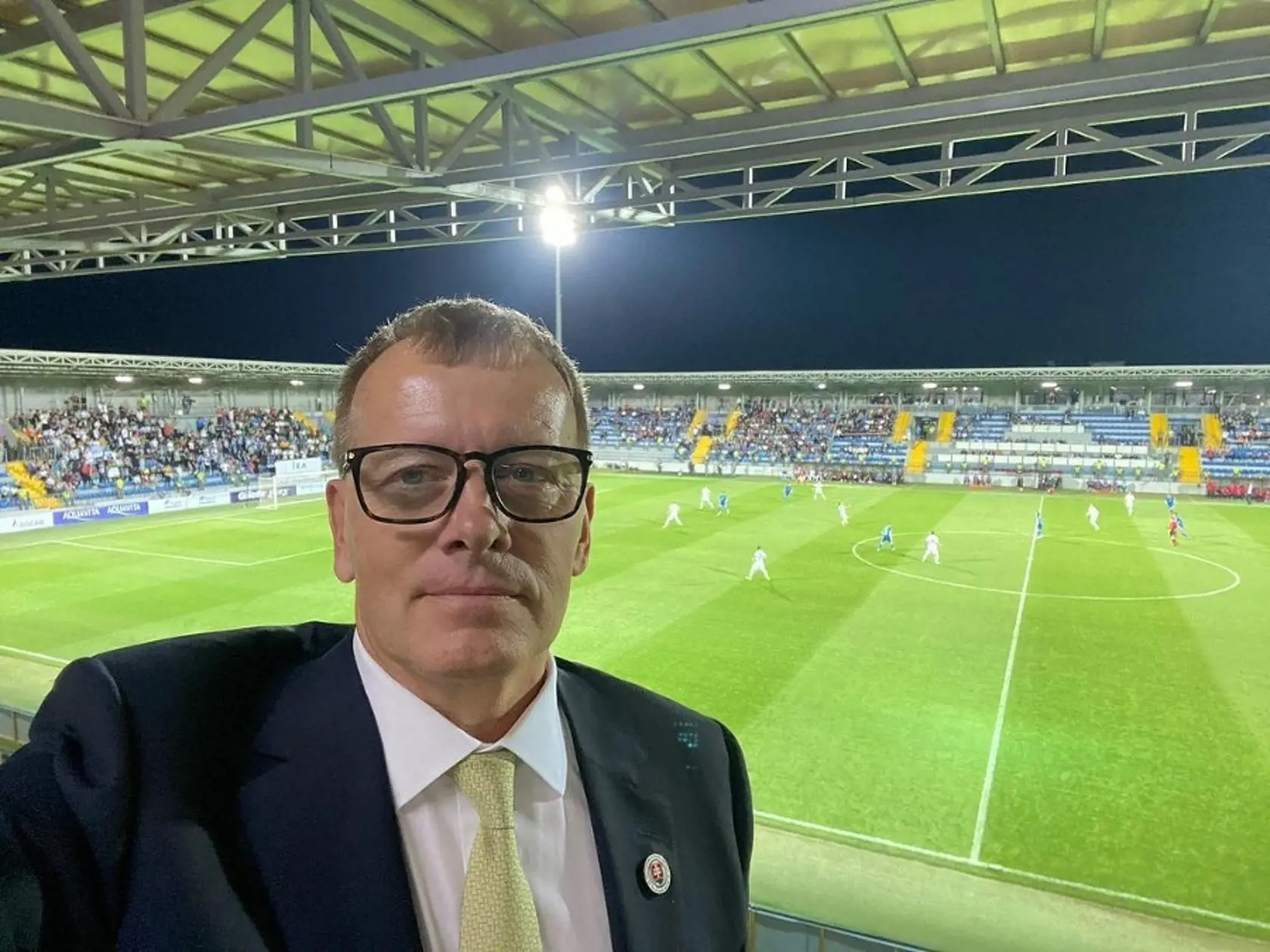 Boris Kollár sledoval zápas Slovenska proti Azerbajdžanu. Nezabudol sa pochváliť selfíčkom.