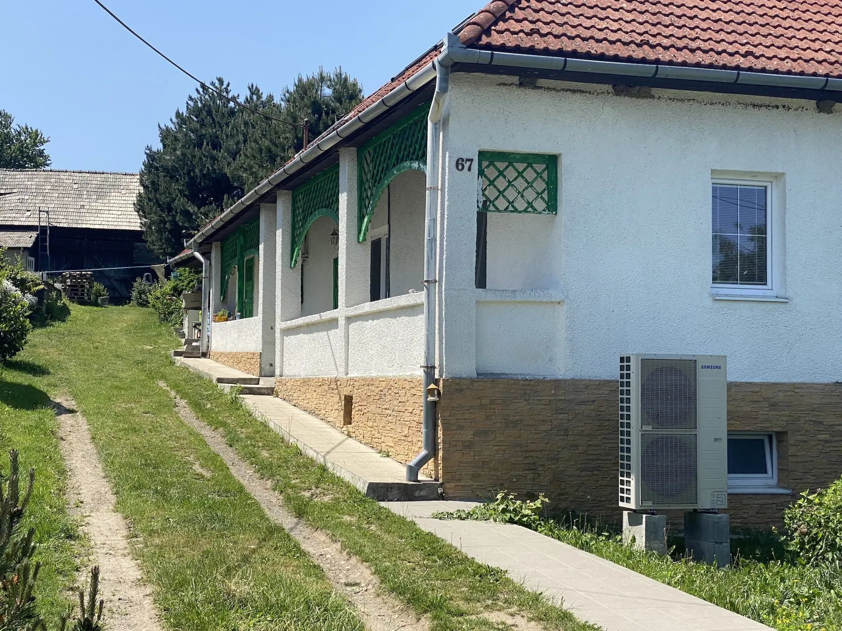 Rodný dom Milky Zimkovej (†71) v Okružnej (okres Prešov), kde sa nakrúcal aj film Pásla kone na betóne, v ktorom hrala hlavnú postavu Johany Ovšenej a ktorého predlohou bola jej prvotina - kniha s rovnakým názvom. Dnes už ho rodina nevlastní.