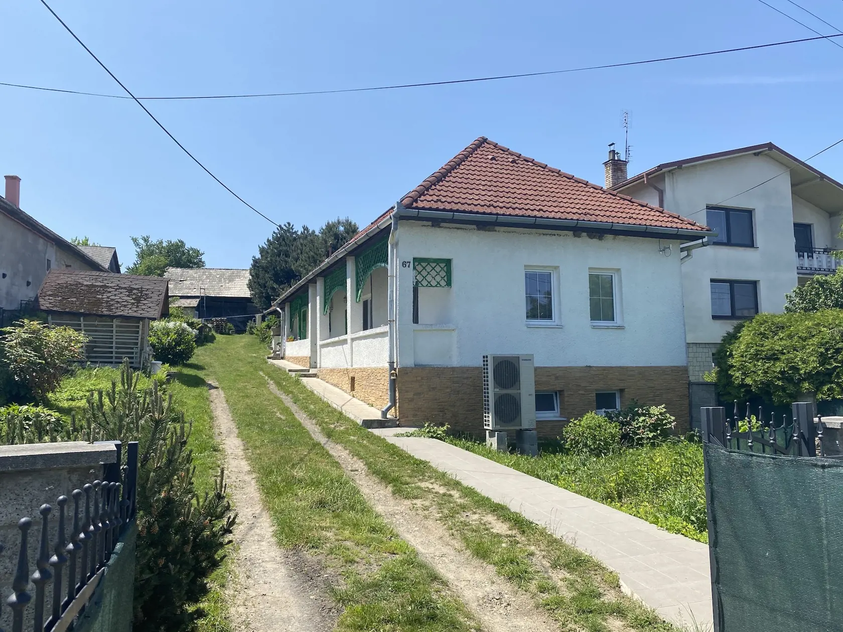 Rodný dom Milky Zimkovej (†71) v Okružnej (okres Prešov), kde sa nakrúcal aj film Pásla kone na betóne, v ktorom hrala hlavnú postavu Johany Ovšenej a ktorého predlohou bola jej prvotina - kniha s rovnakým názvom.