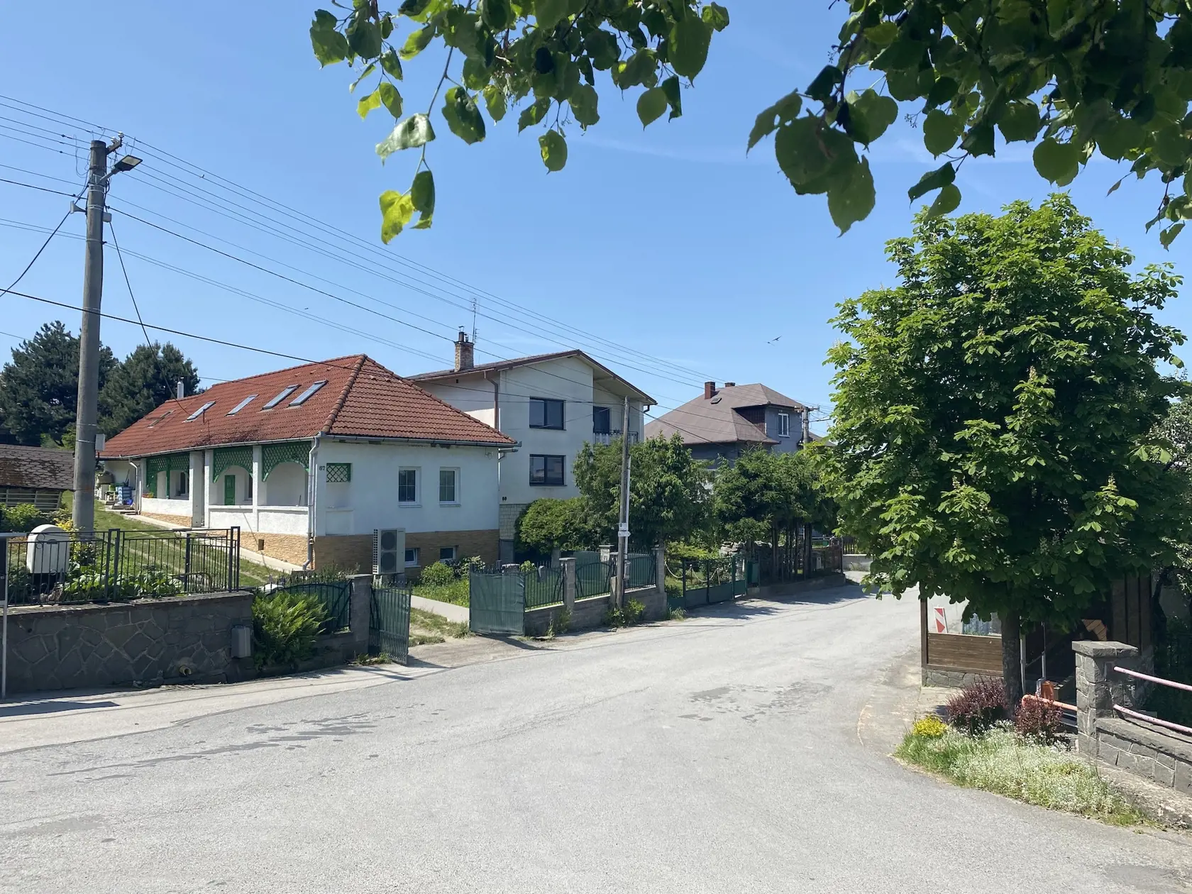 Rodný dom Milky Zimkovej (†71) v Okružnej (okres Prešov), kde sa nakrúcal aj film Pásla kone na betóne, v ktorom hrala hlavnú postavu Johany Ovšenej a ktorého predlohou bola jej prvotina - kniha s rovnakým názvom.