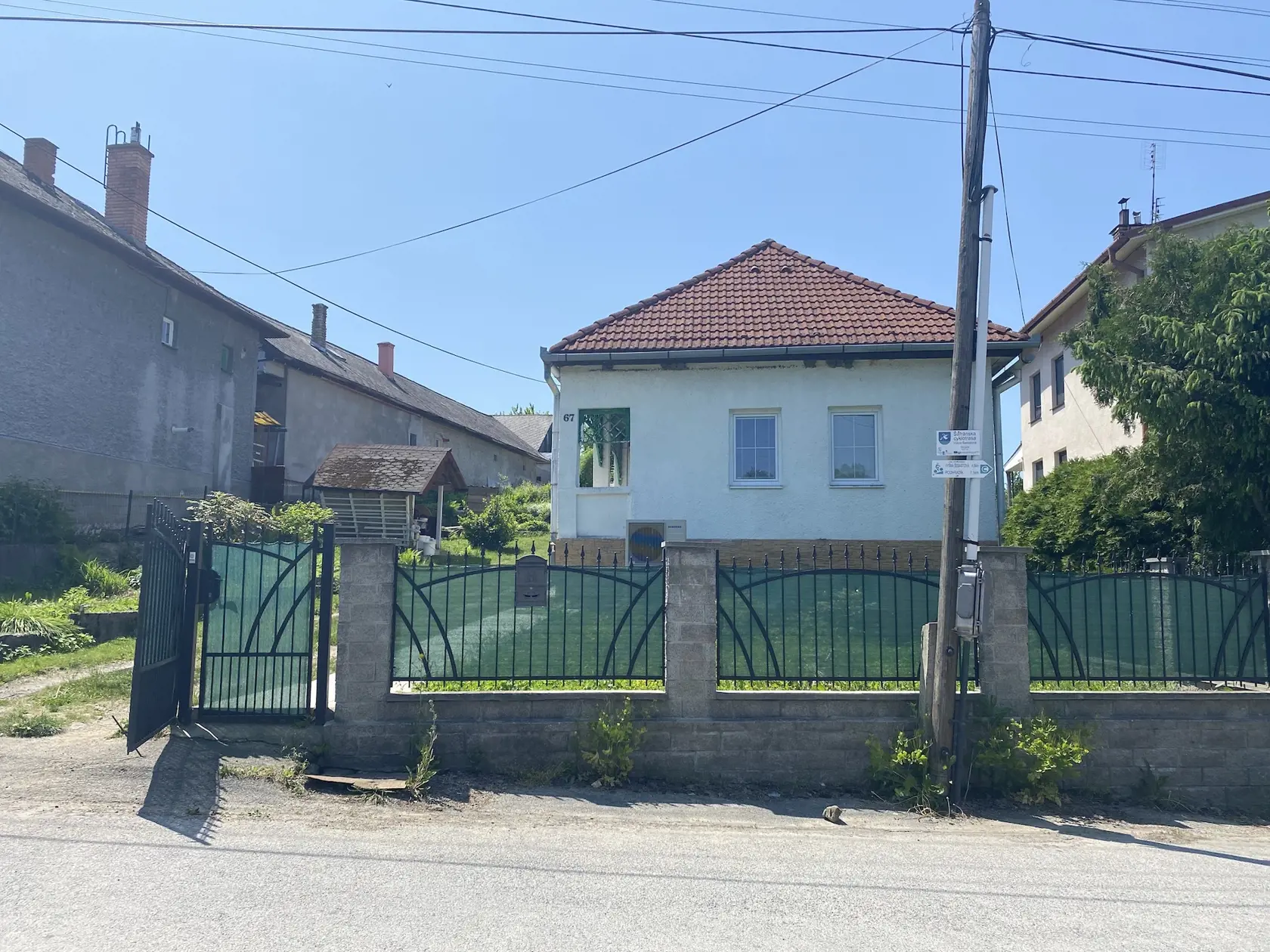 Rodný dom Milky Zimkovej (†71) v Okružnej (okres Prešov), kde sa nakrúcal aj film Pásla kone na betóne, v ktorom hrala hlavnú postavu Johany Ovšenej a ktorého predlohou bola jej prvotina - kniha s rovnakým názvom.