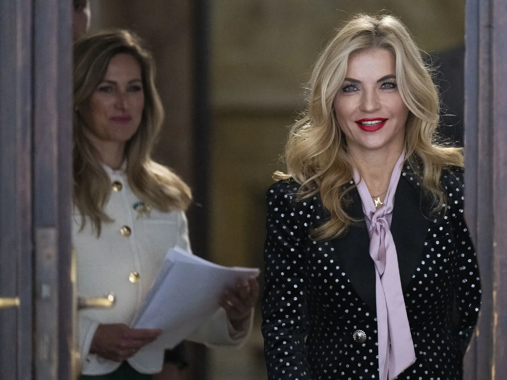 Na sníkme ministerka kultúry SR Martina Šimkovičová (nominantka SNS) a vľavo riaditeľka Medzinárodného domu umenia pre deti Bibiana Petra Flach prichádzajú na tlačovú konferenciu na tému Závažné zistenia vyplývajúce z auditu v Medzinárodnom dome umenia pre deti Bibiana 18. novembra 2024 v Bratislave. FOTO TASR - Jakub Kotian
