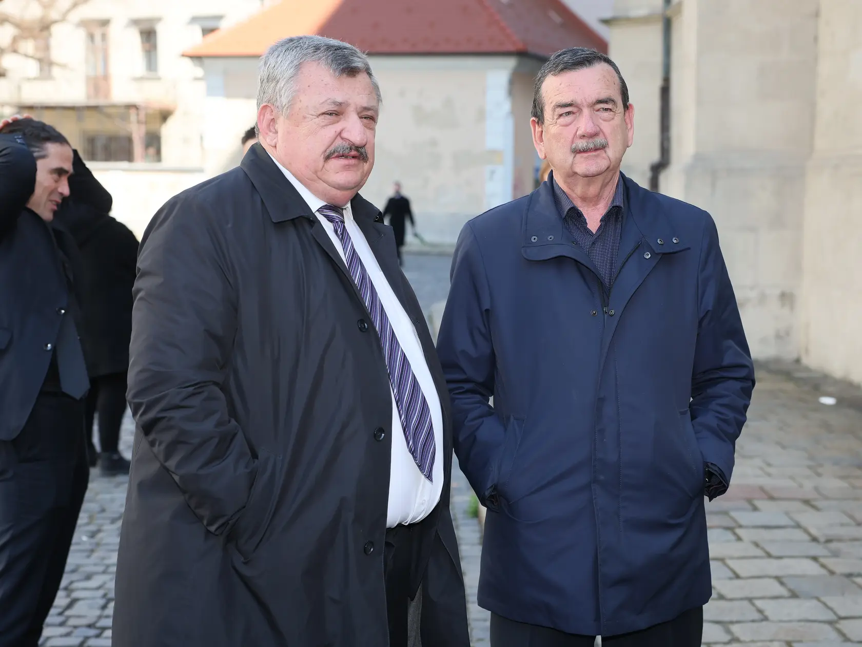 Posledná rozlúčka s hercom Štefanom Kvietikom († 90) v Katedrále sv. Martina v Bratislave. Anton Hrnko a exminister hospodárstva Ľudovít Černák.