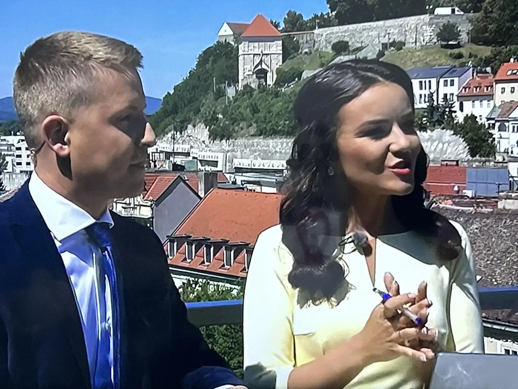Moderátori Ivana Zuzelková a Dominik Matulaj počas mimoriadnej relácie k inaugurácii prezidenta SR Petra Pellegriniho.