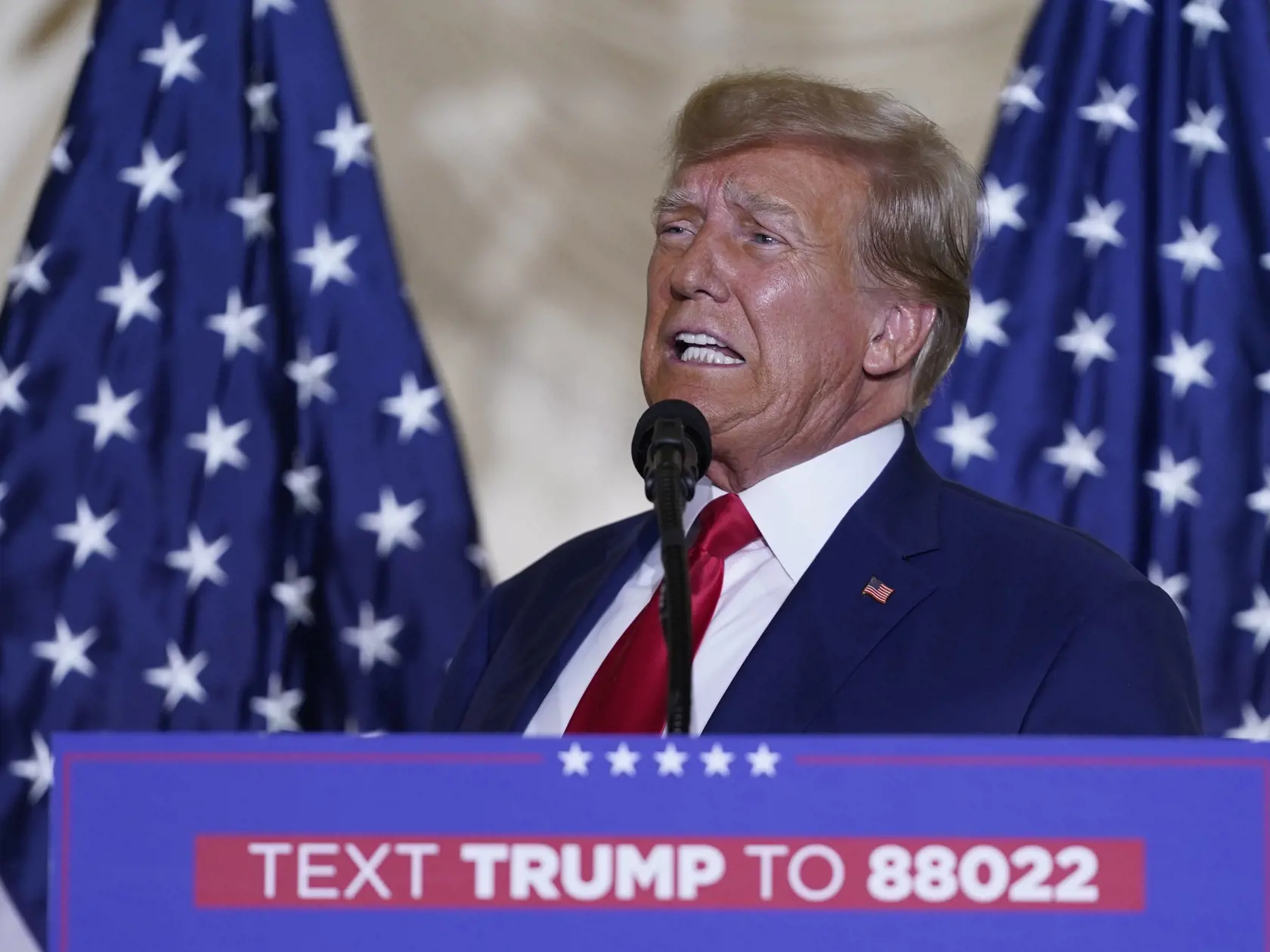 Americký exprezident Donald Trump vystupuje pred stovkami priaznivcov a politických spojencov vo svojom floridskom sídle Mar-a-Lago v Palm Beach v utorok 4. apríla 2023.