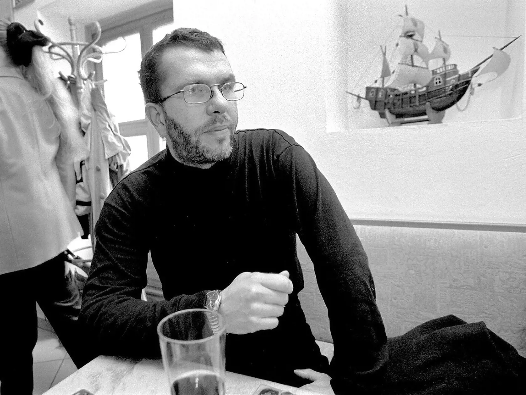 2000: Spevák sa po rokoch priznal, že v tomto období užíval pervitín. Jeho závislosť vyvrcholila, keď sa na koncerte vyzliekol donaha a pokrikoval po fanúšikoch.