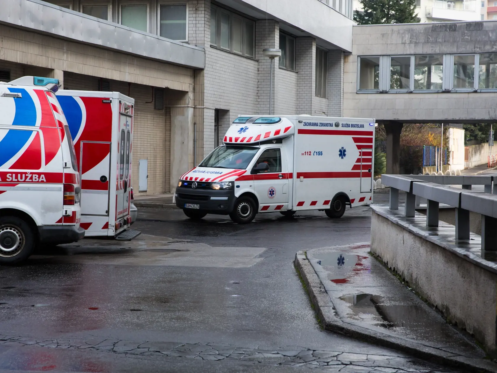 Prevoz dietata z Prahy do Bratislavy, ECMO liecba, Na snímke sanitka ako prichádza na detskú fakultnu nemocnicu v Bratislave, Kramare