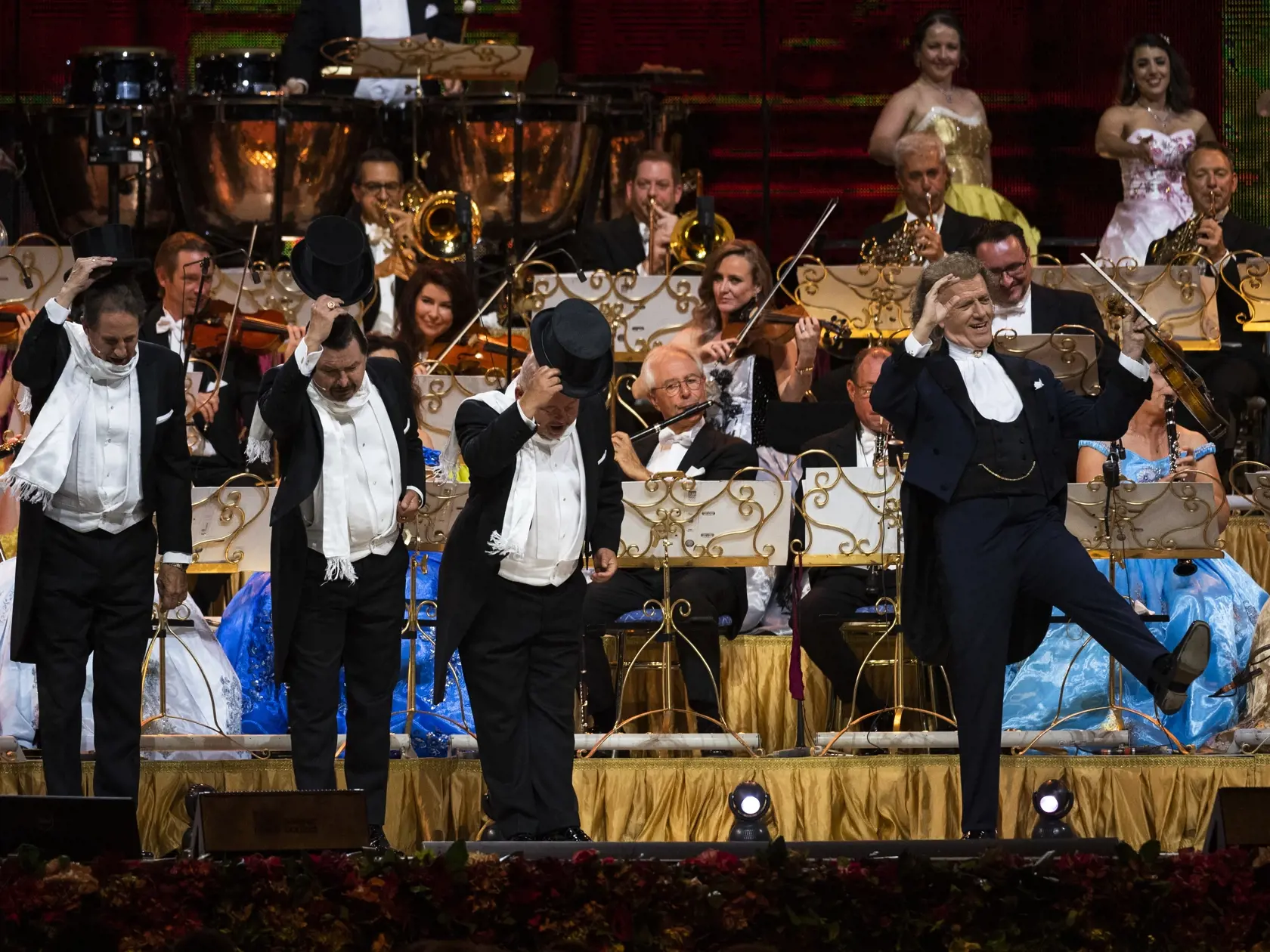 Na snímke holandský huslista a skladateľ André Rieu (vpravo) vystupuje spolu so svojím 60-členným súkromným orchestrom Johann Strauss Orchestra počas koncertu na Zimnom štadióne Ondreja Nepelu 31. mája 2022 v Bratislave. FOTO TASR - Jaroslav Novák