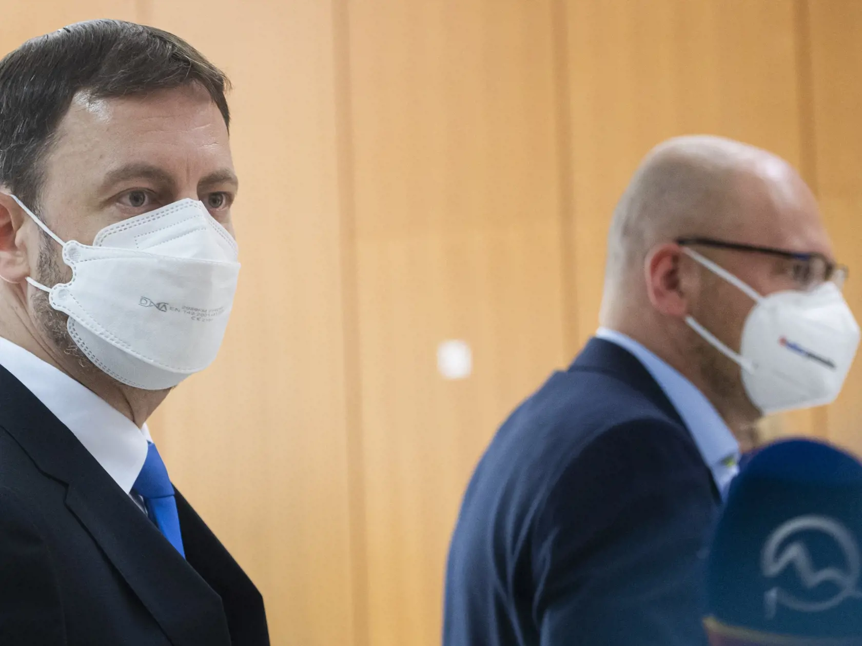 Na snímke zľava premiér SR Eduard Heger (OĽaNO), podpredseda vlády a minister hospodárstva SR Richard Sulík (SaS) prichádzajú na 10. rokovanie vlády SR 12. mája 2021 v Bratislave. FOTO TASR - Martin Baumann