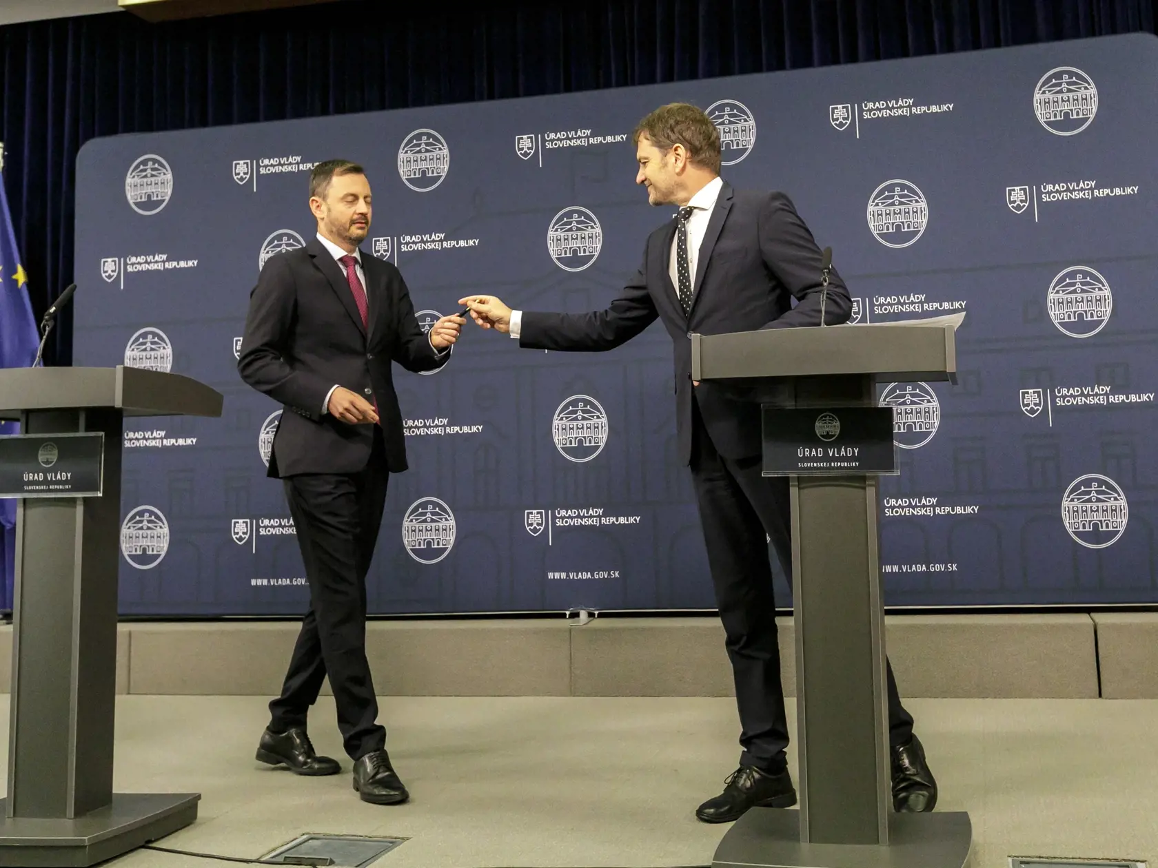 Na snímke zľava predseda vlády SR Eduard Heger a podpredseda vlády SR a minister financií SR Igor Matovič (obaja OĽaNO) počas tlačovej konferencie v Bratislave 25. júna 2022. FOTO TASR - Dano Veselský
