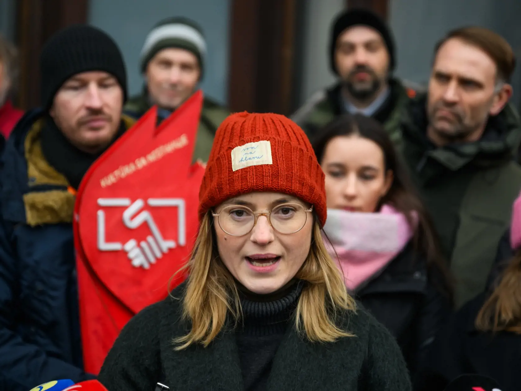 Na snímke uprostred herečka Rebeka Poláková  počas tlačovej konferencie členov Činohry SND v rámci Slovenskej kultúrnej pochodne v Bratislave 12. decembra 2024.