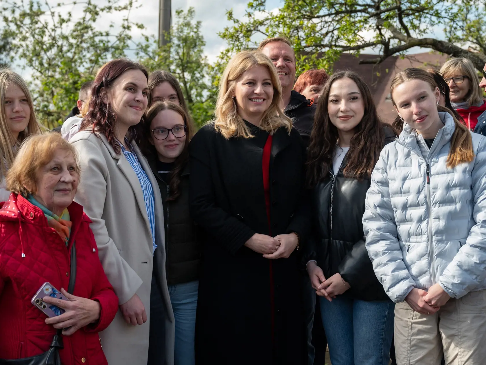 Prezidentka SR Zuzana Čaputová naposledy úraduje z Košíc od utorka do piatka 26. apríla 2024. Hlava štátu počas úradovania z východného Slovenska okrem Košíc navštívila aj Prešov, Starú Ľubovňu a obec Zborov. V piatok v Košiciach prijme podpredsedníčku Európskej komisie Věru Jourovú. Na snímke prezidentka SR Zuzana Čaputová (uprostred) sa fotí s občanmi počas návštevy Múzea Solivar v Prešove vo štvrtok 25. apríla 2024. FOTO TASR - Veronika Mihaliková