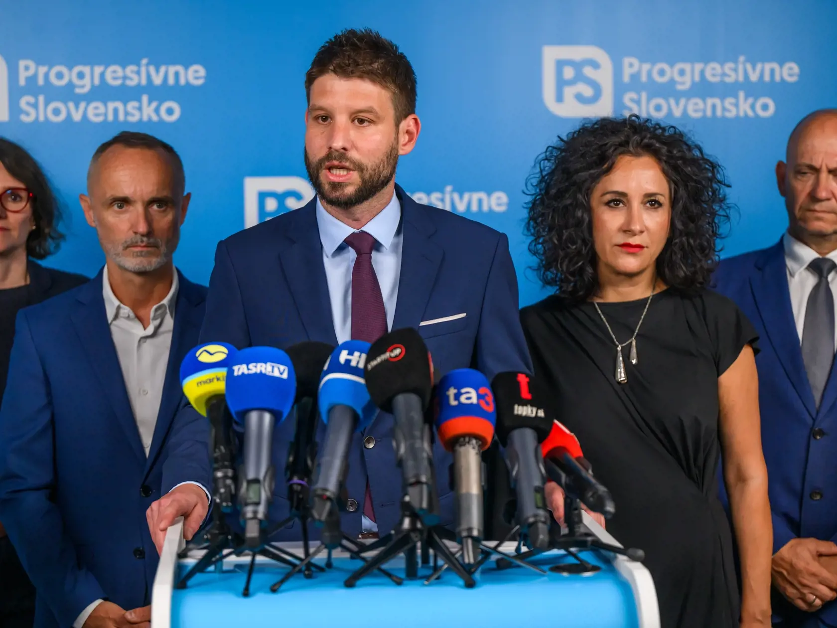 Na snímke zľava poslankyňa NRSR za PS Natália Nashová, podpredseda PS Tomáš Valášek,  podpredseda Národnej rady SR a predseda hnutia Progresívne Slovensko Michal Šimečka, podpredsedníčka PS Zora Jaurová a poslanec NRSR za PS Jaroslav Spišiak počas tlačovej konferencie na tému: Sú presne ako komunisti. Cenzurujú, kádrujú a útočia na rodinu. V Bratislave 23. augusta 2024.