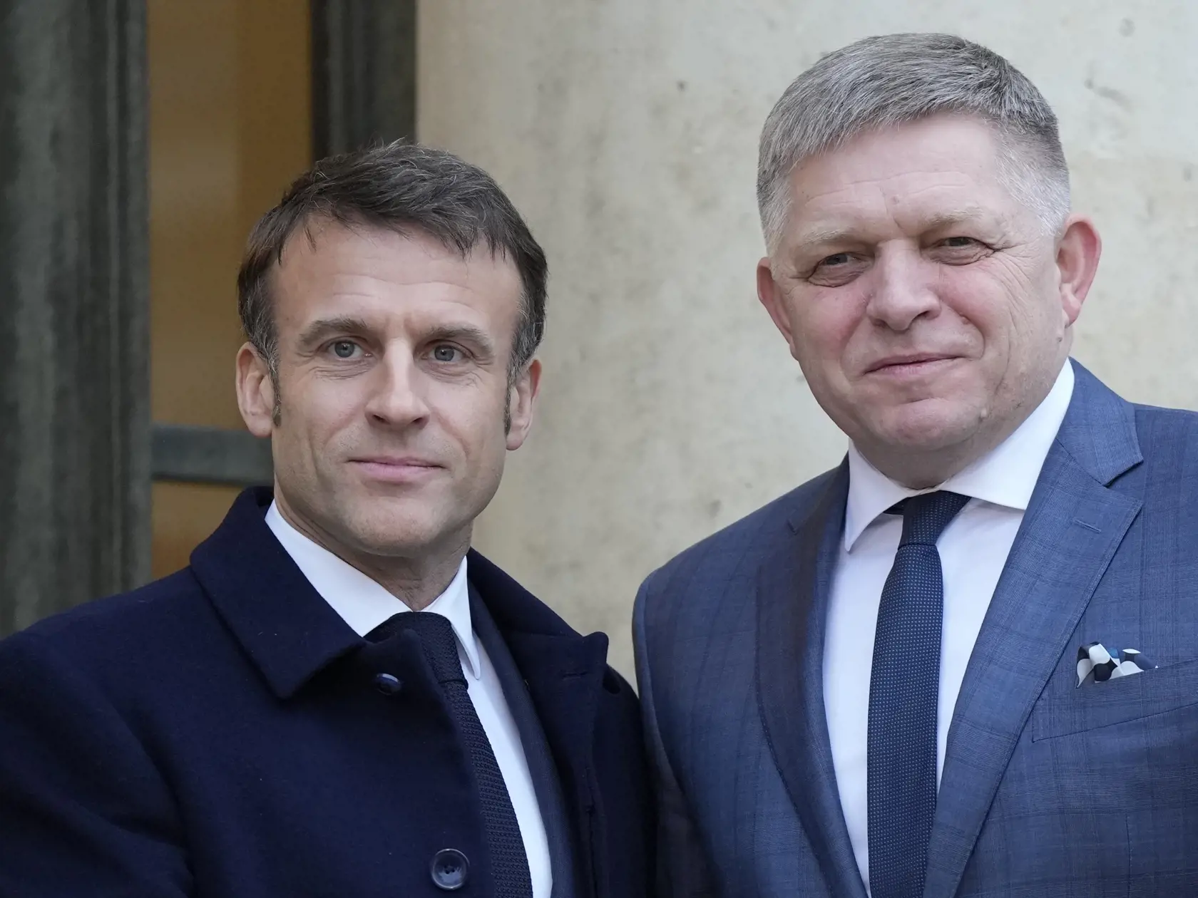 Slovenský premiér Robert Fico (vpravo), ktorého víta francúzsky prezident Emmanuel Macron pred Elyzejským palácom v Paríži v pondelok 26. februára 2024.