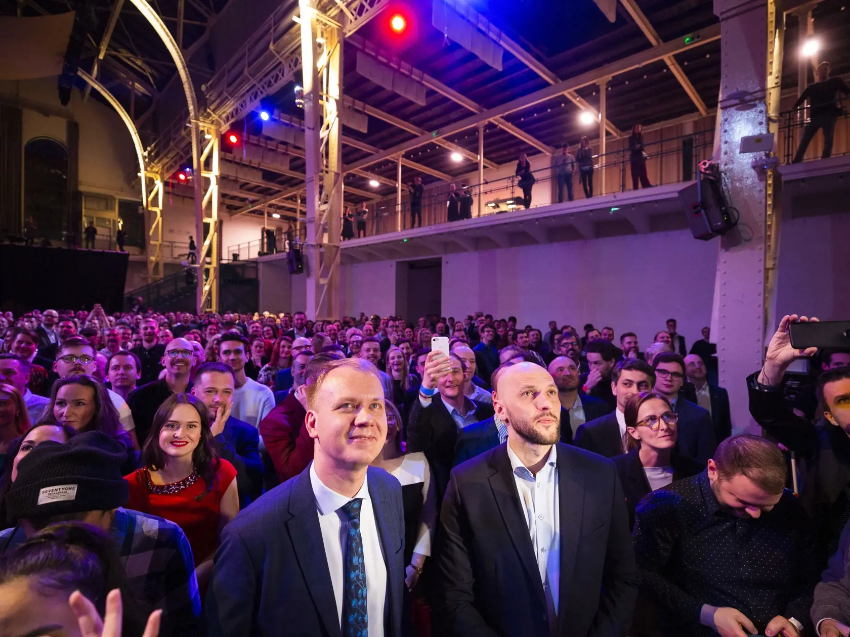 Na snímke uprostred zľava predseda SPOLU - občianskej demokracie Miroslav Beblavý a líder koalície strán Progresívne Slovensko - Spolu Michal Truban sledujú prvé volebné odhady v vo volebnej centrále koalície v Bratislave 29. februára 2020. FOTO TASR - Jaroslav Novák