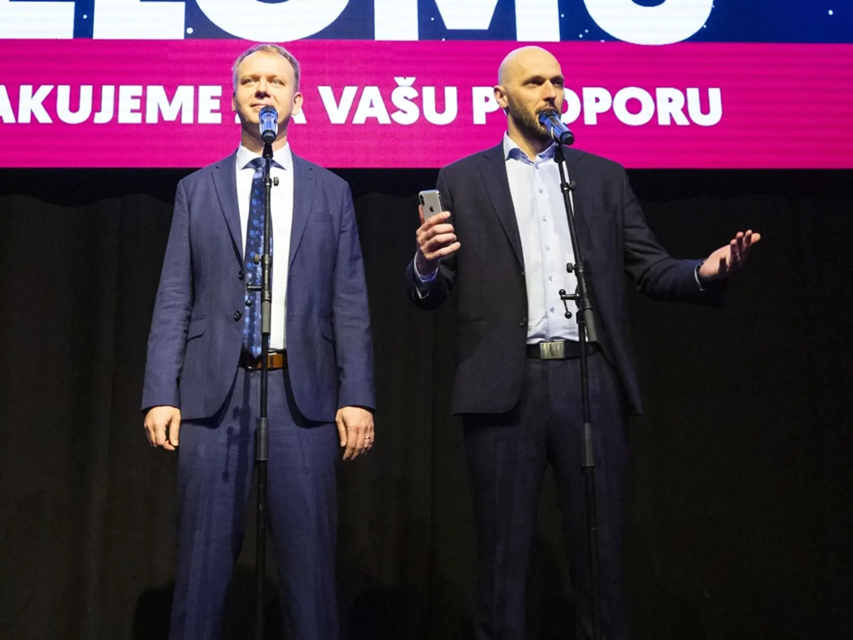 Na snímke zľava predseda SPOLU - občianskej demokracie Miroslav Beblavý a líder koalície strán Progresívne Slovensko - Spolu Michal Truban vo volebnej centrále koalície po skončení volieb do NR SR v Bratislave 29. februára 2020. FOTO TASR - Jaroslav Novák
