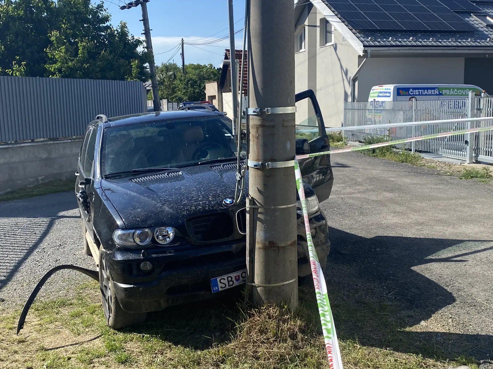 Opitý vodič z miesta ušiel. Ihneď sa za ním vybrali chlapi na štvorkolkách. Policajti ho chytili v Sabinove, vzdialenom od miesta činu 5 kilometrov, v bočnej uličke iba pár metrov od miesta jeho trvalého bydliska. Vpálil do elektrického stĺpa.