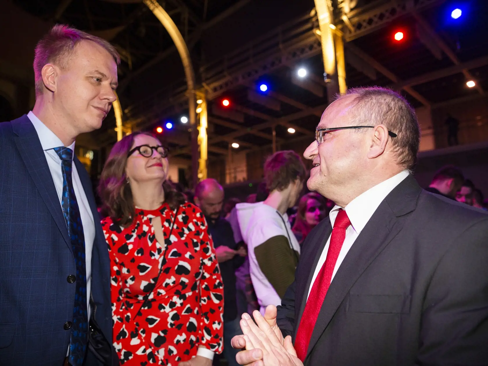 Na snímke zľava predseda SPOLU - občianskej demokracie Miroslav Beblavý s manželkou a podpredseda SPOLU - občianskej demokracie Jozef Mihál počas volebnej noci vo volebnej centrále koalície Progresívneho Slovenska a SPOLU - občianskej demokracie po voľbách do Národnej rady Slovenskej republiky v Bratislave 29. februára 2020. FOTO TASR - Jaroslav Novák