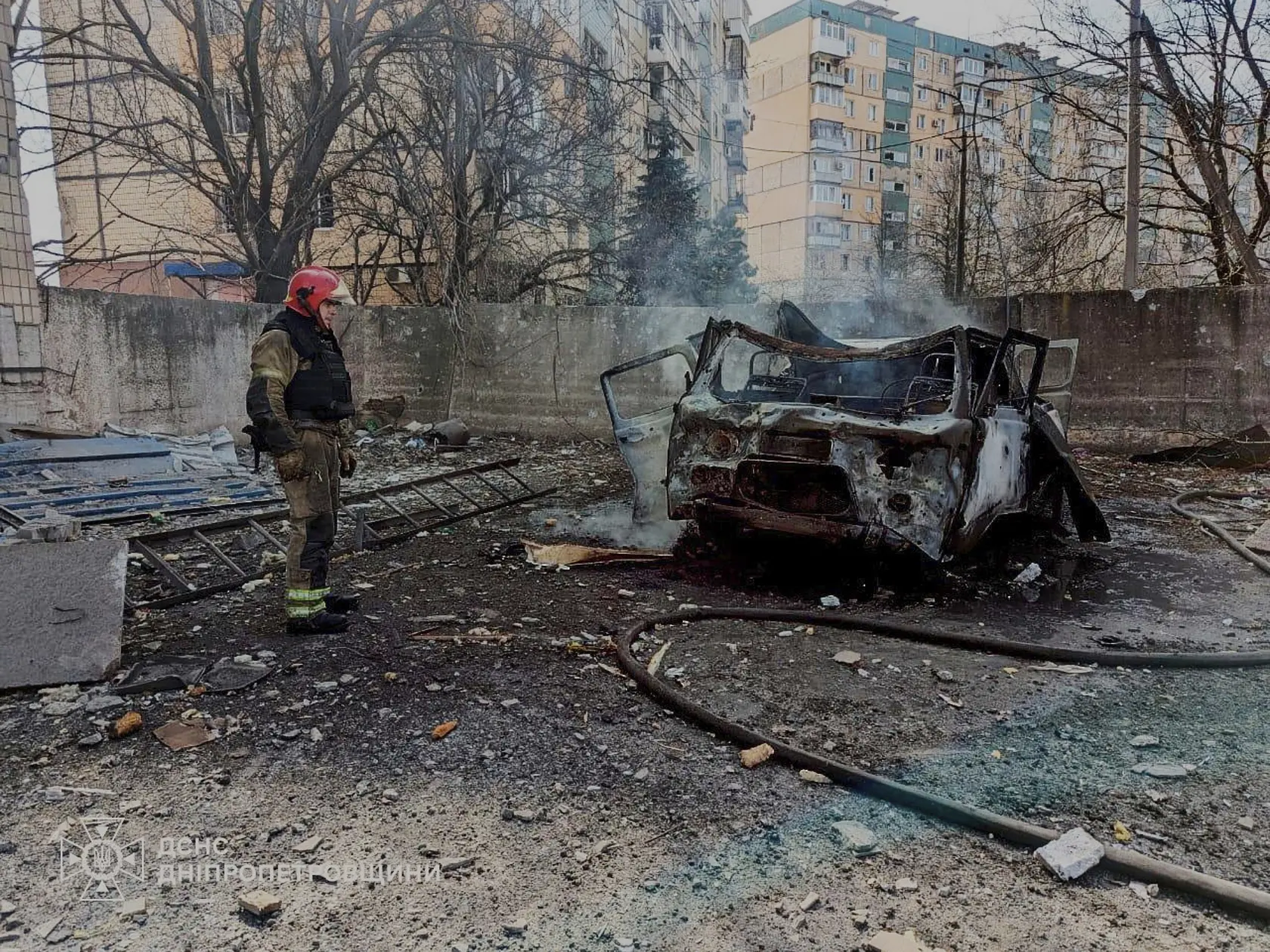 Útok bol v meste aj nedávno, koncom marca. Na fotke z 29. marca sú hasiči, ktorí hasia požiar po ruskom raketovom útoku Zelenského rodisku. 