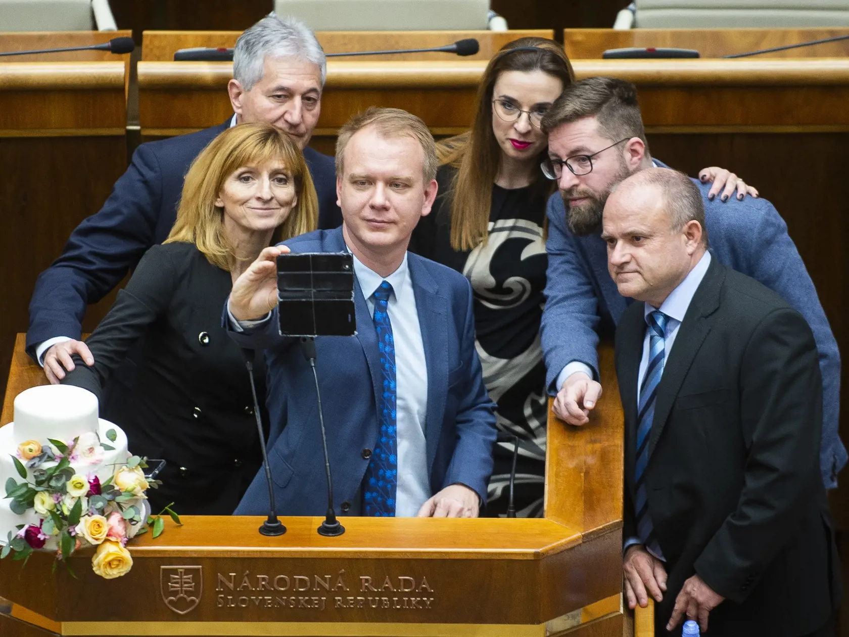 Na snímke poslanci Národnej rady SR, zľava Alan Suchánek, Viera Dubačová, Miroslav Beblavý, Simona Petrík, Martin Poliačik a Jozef Mihál počas zasadnutia mimoriadnej schôdze parlamentu v Bratislave 18. februára 2020. FOTO TASR - Jakub Kotian

