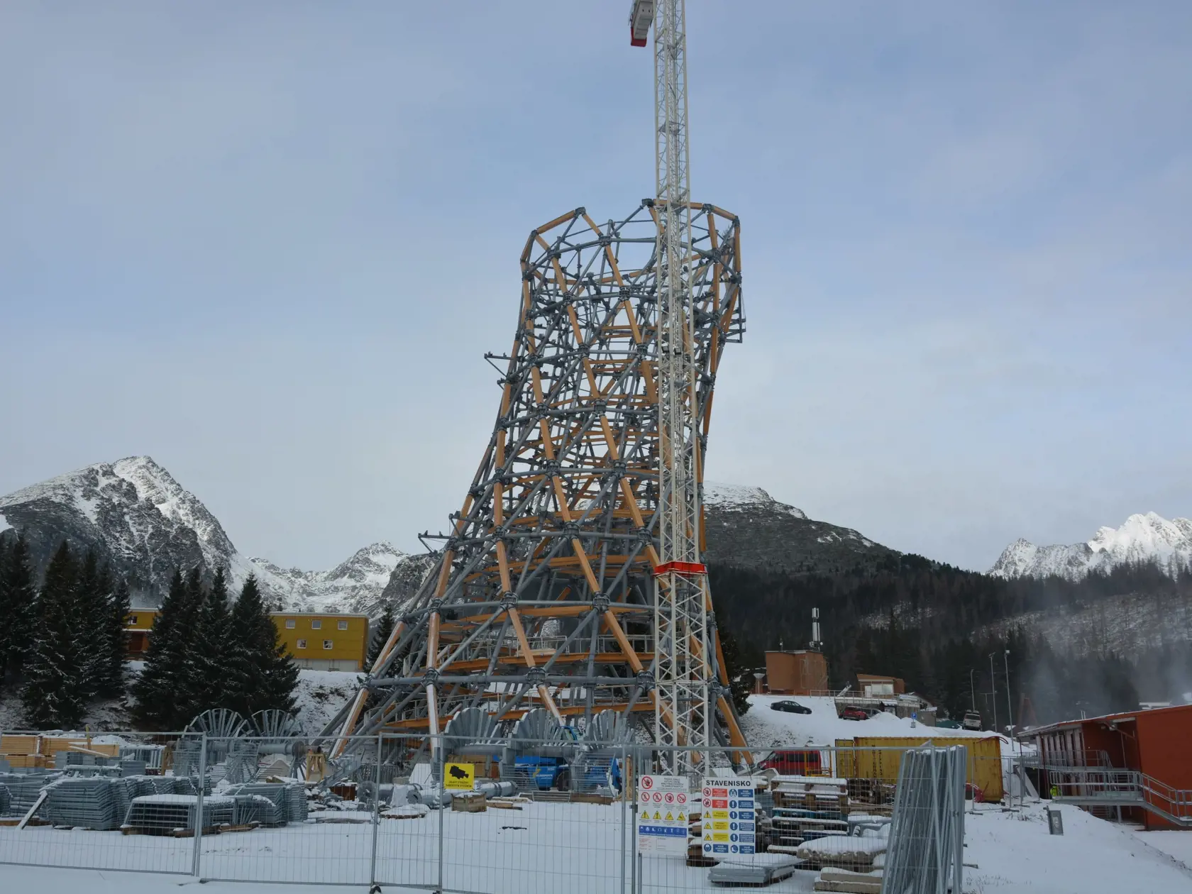 Na Štrbskom plese vyrástla gigantická veža!