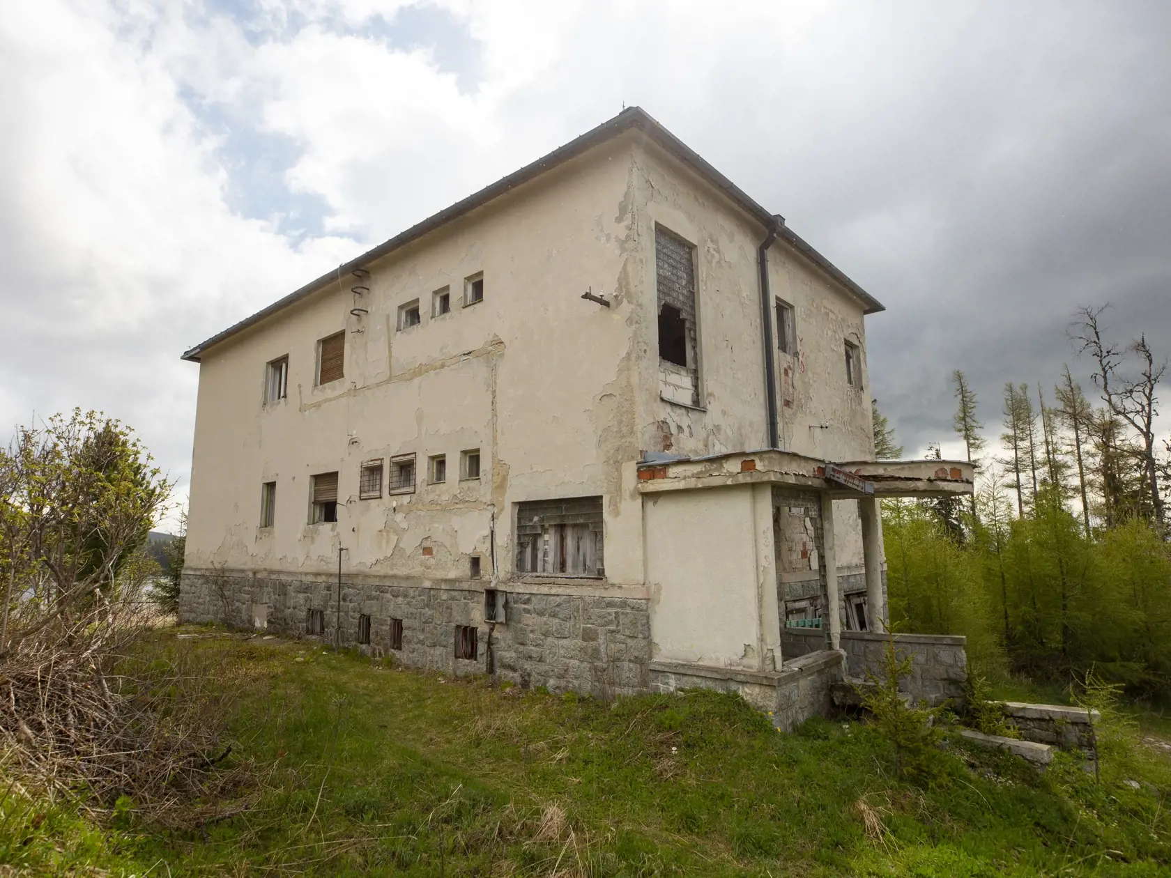 Na obr. vila Limba, kde sa dokonca ubytovávali na pozvanie majiteľa Slávíka páni Werich a Voskovec.