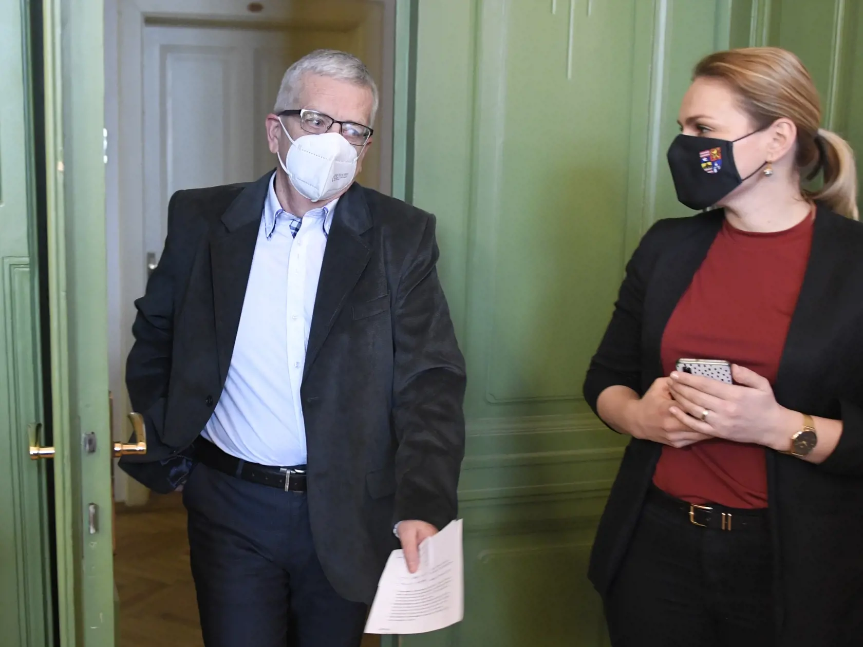 Na snímke vľavo vedúci krízového riadenia v Špecializovanom zariadení a zariadení pre seniorov ARCUS v Košiciach Vojtech Hintoš prichádza na brífing k situácii v Špecializovanom zariadení a zariadení pre seniorov ARCUS v Košiciach 29. januára 2021. FOTO TASR – František Iván
