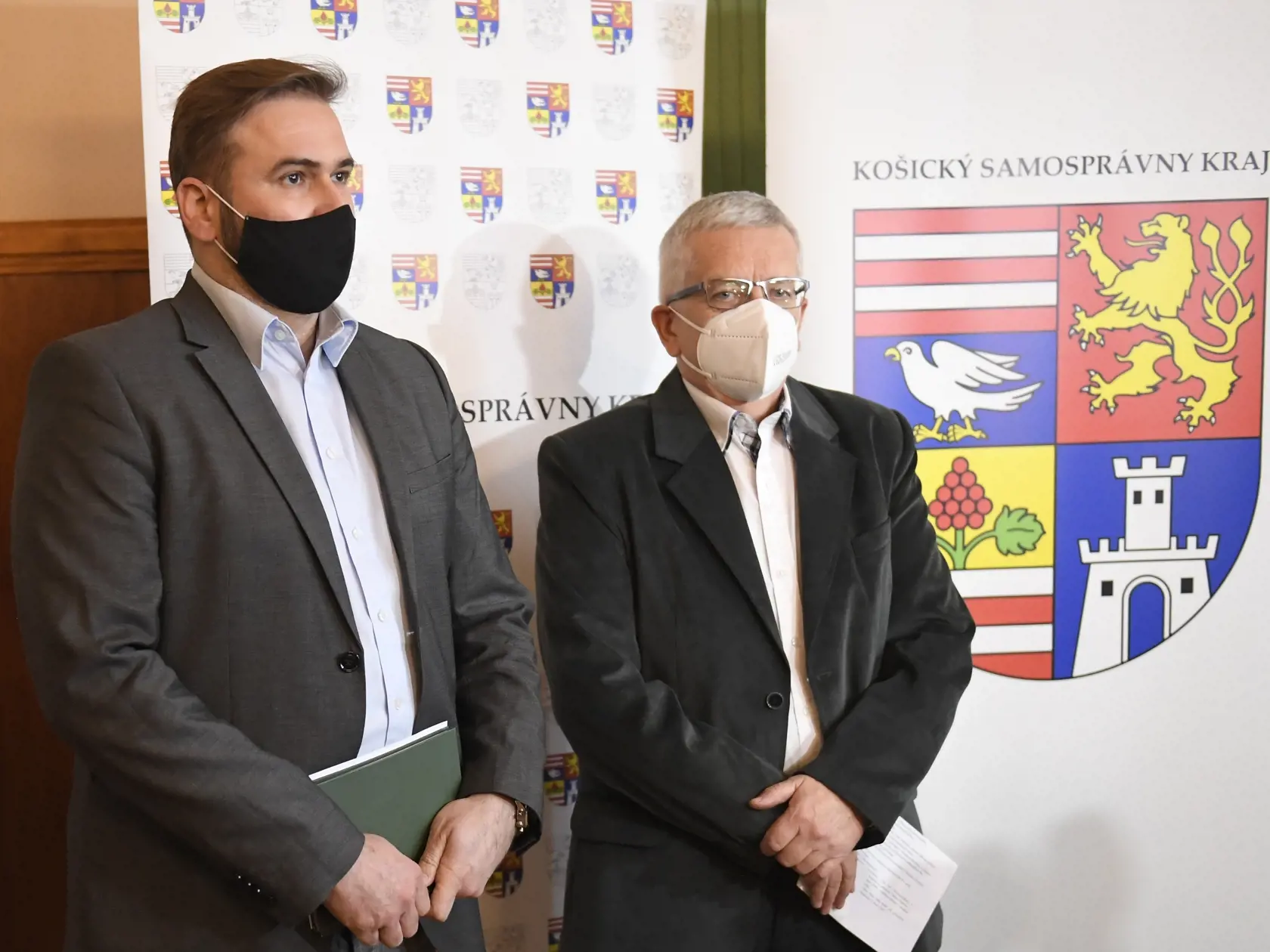 Na snímke zľava vedúci odboru sociálnych vecí Úradu KSK Vladimír Pauco a vedúci krízového riadenia v Špecializovanom zariadení a zariadení pre seniorov ARCUS v Košiciach Vojtech Hintoš počas brífingu k situácii v Špecializovanom zariadení a zariadení pre seniorov ARCUS v Košiciach 29. januára 2021. FOTO TASR – František Iván