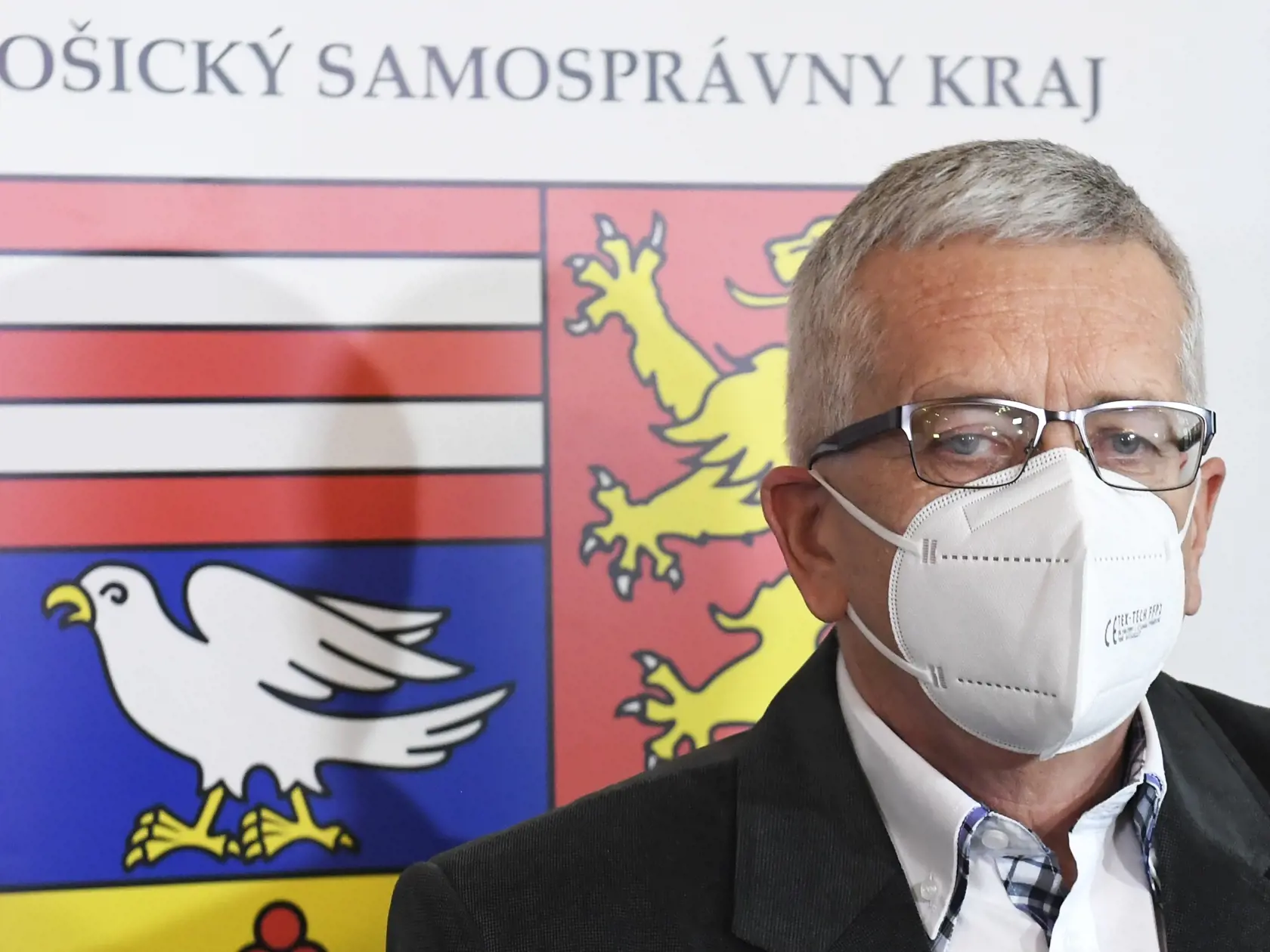 Na snímke vedúci krízového riadenia v Špecializovanom zariadení a zariadení pre seniorov ARCUS v Košiciach Vojtech Hintoš počas brífingu k situácii v Špecializovanom zariadení a zariadení pre seniorov ARCUS v Košiciach 29. januára 2021. FOTO TASR – František Iván