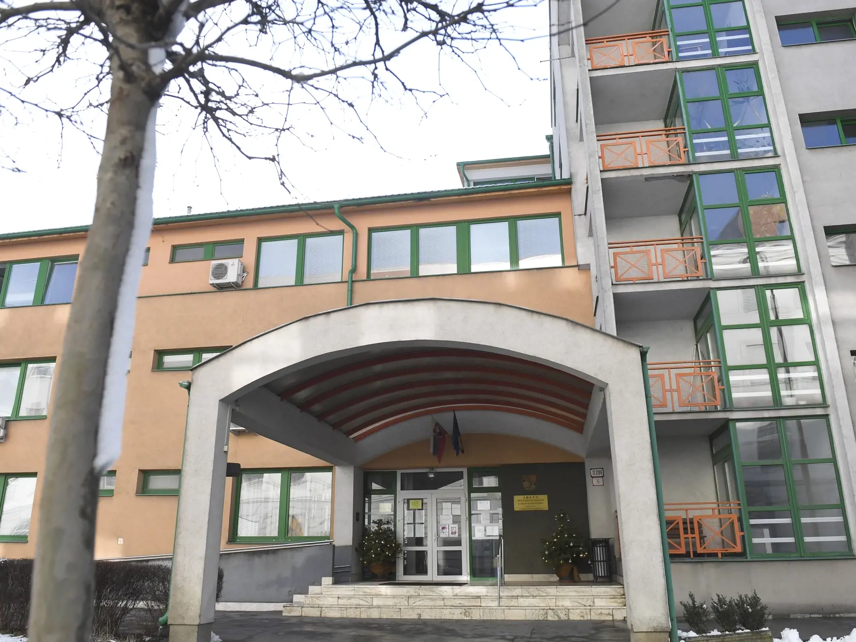 Na snímke špecializované zariadenie a zariadenia pre seniorov Arcus v Košiciach 26. januára 2021. Situácia v Arcuse je mimoriadne vážna, veľké množstvo klientov a zamestnancov sa nakazilo ochorením COVID-19. Predseda Košického samosprávneho kraja (KSK) Rastislav Trnka sa vyjadril, že do zariadenia Arcus posiela krízový manažment. FOTO TASR – František Iván