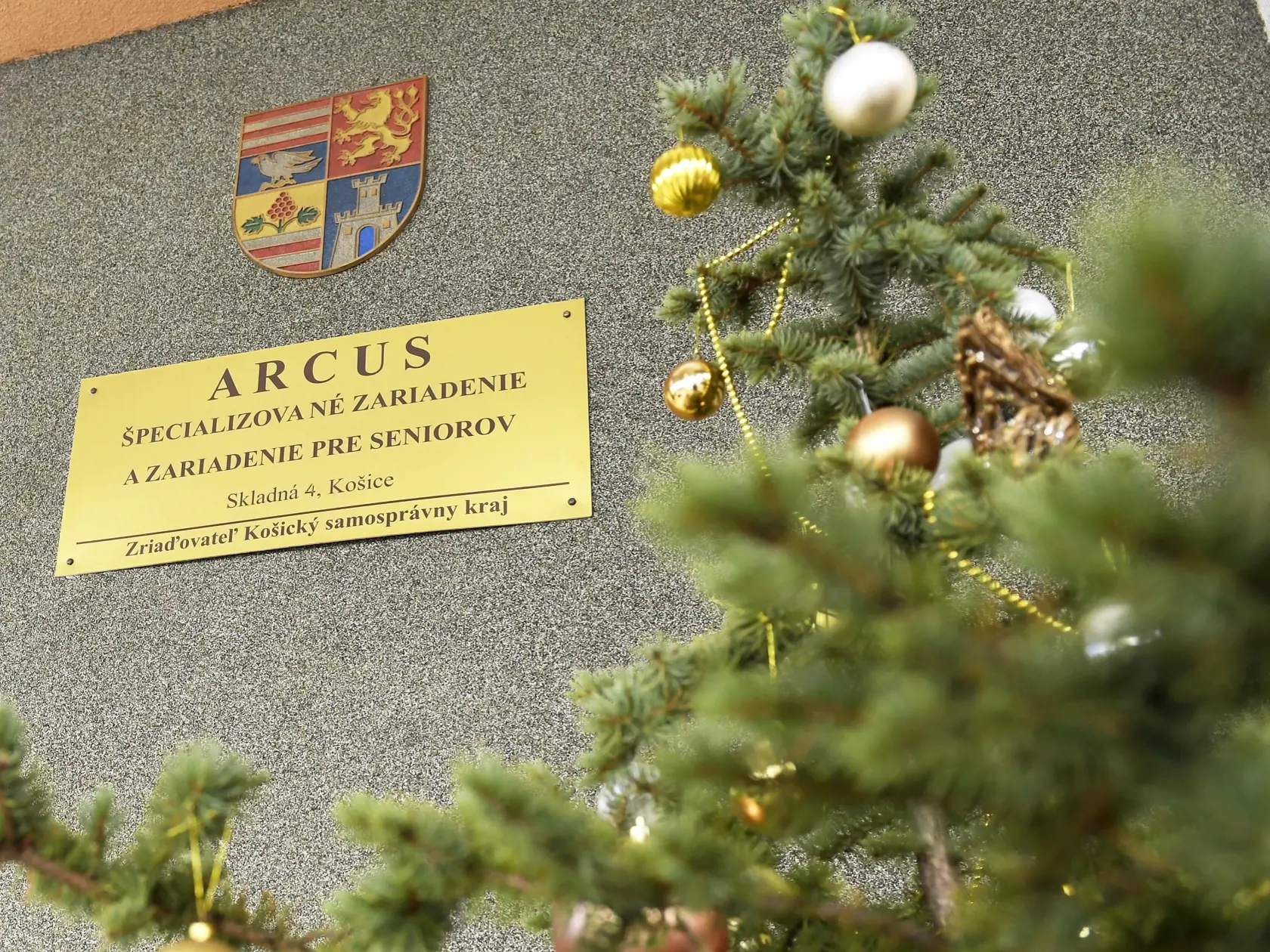 Na snímke tabuľa špecializovaného zariadenia a zariadenia pre seniorov Arcus v Košiciach 26. januára 2021. Situácia v Arcuse je mimoriadne vážna, veľké množstvo klientov a zamestnancov sa nakazilo ochorením COVID-19. Predseda Košického samosprávneho kraja (KSK) Rastislav Trnka sa vyjadril, že do zariadenia Arcus posiela krízový manažment. FOTO TASR – František Iván