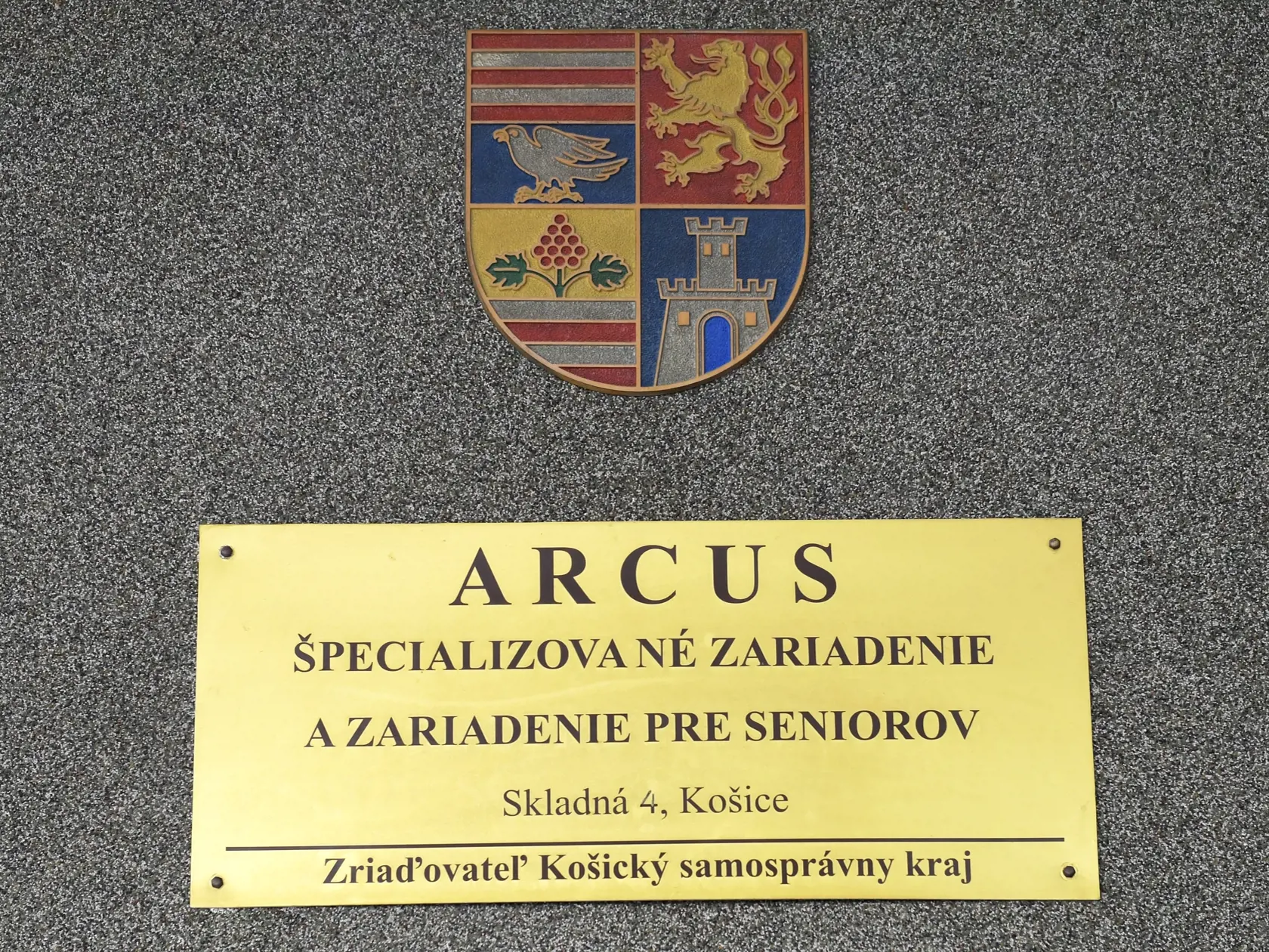 Na snímke tabuľa špecializovaného zariadenia a zariadenia pre seniorov Arcus v Košiciach 26. januára 2021. Situácia v Arcuse je mimoriadne vážna, veľké množstvo klientov a zamestnancov sa nakazilo ochorením COVID-19. Predseda Košického samosprávneho kraja (KSK) Rastislav Trnka sa vyjadril, že do zariadenia Arcus posiela krízový manažment. FOTO TASR – František Iván