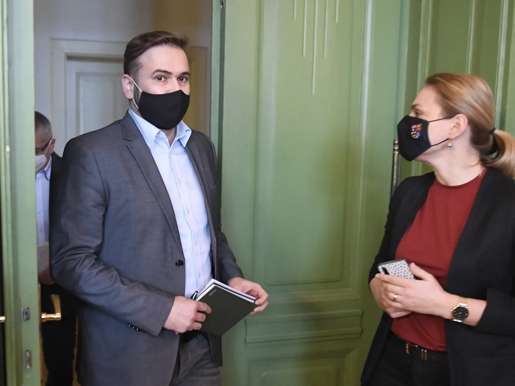 Na snímke vľavo vedúci odboru sociálnych vecí Úradu KSK Vladimír Pauco prichádza na brífing k situácii v Špecializovanom zariadení a zariadení pre seniorov ARCUS v Košiciach 29. januára 2021. FOTO TASR – František Iván