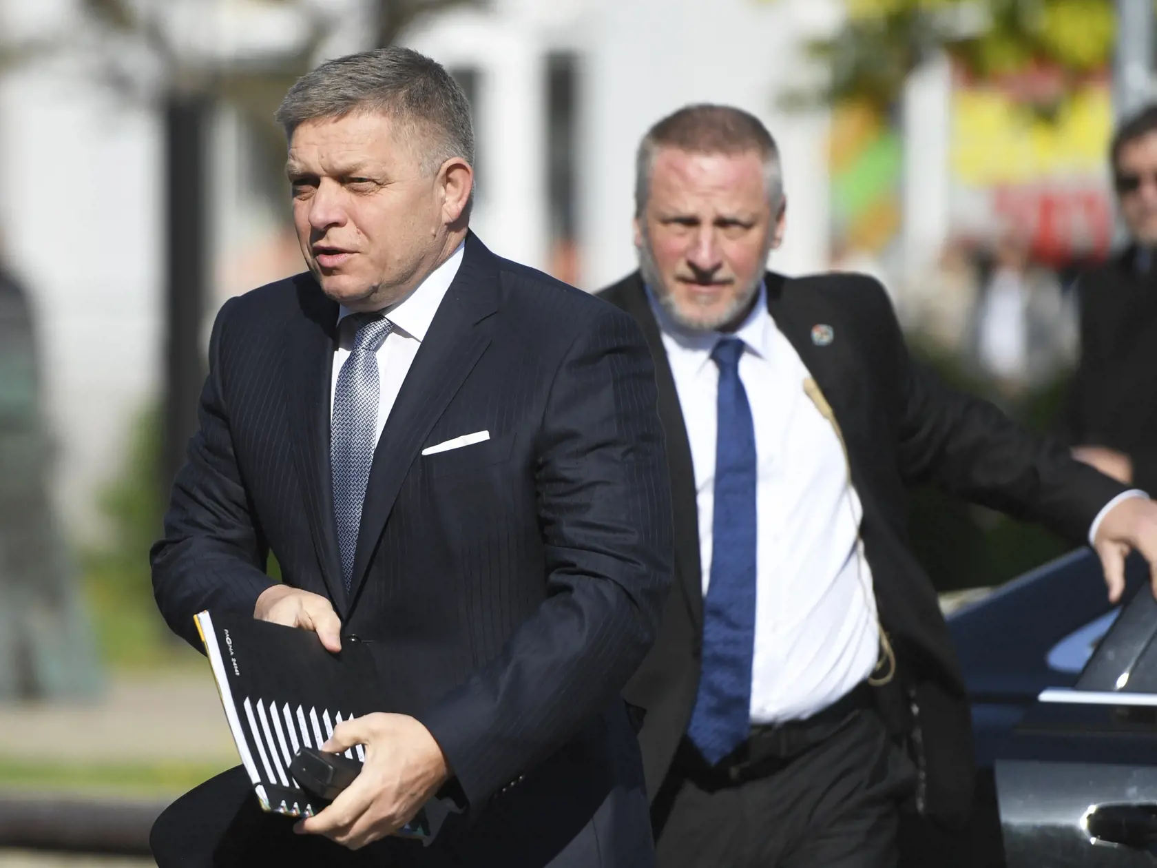Na snímke predseda vlády SR Robert Fico prichádza na stretnutie členov slovenskej a ukrajinskej vlády 11. apríla 2024 v Michalovciach.
