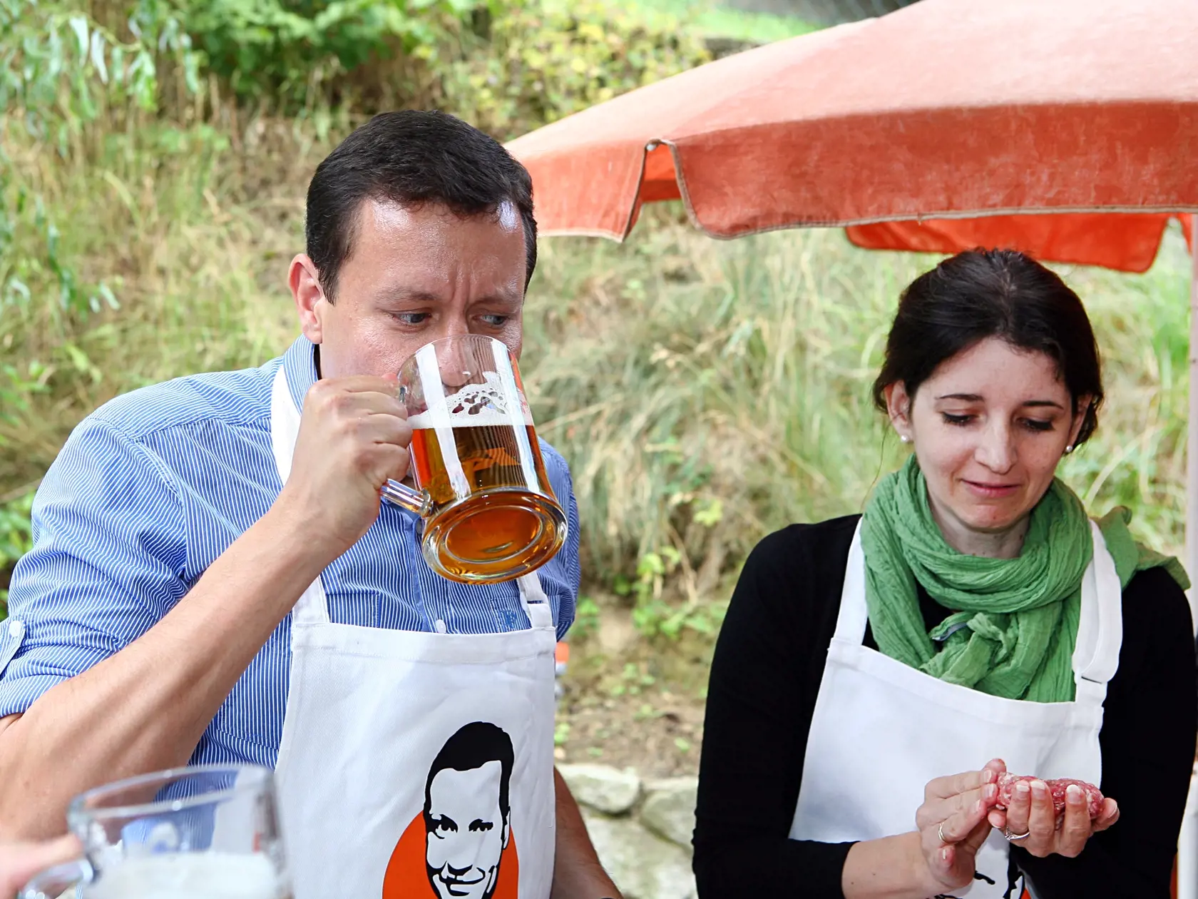 Ku grilovačke, opekačke, alebo gulášu patrí aj dobré pivo. Pochopil to aj Daniel Lipšic v čase, kedy bol ešte politikom.