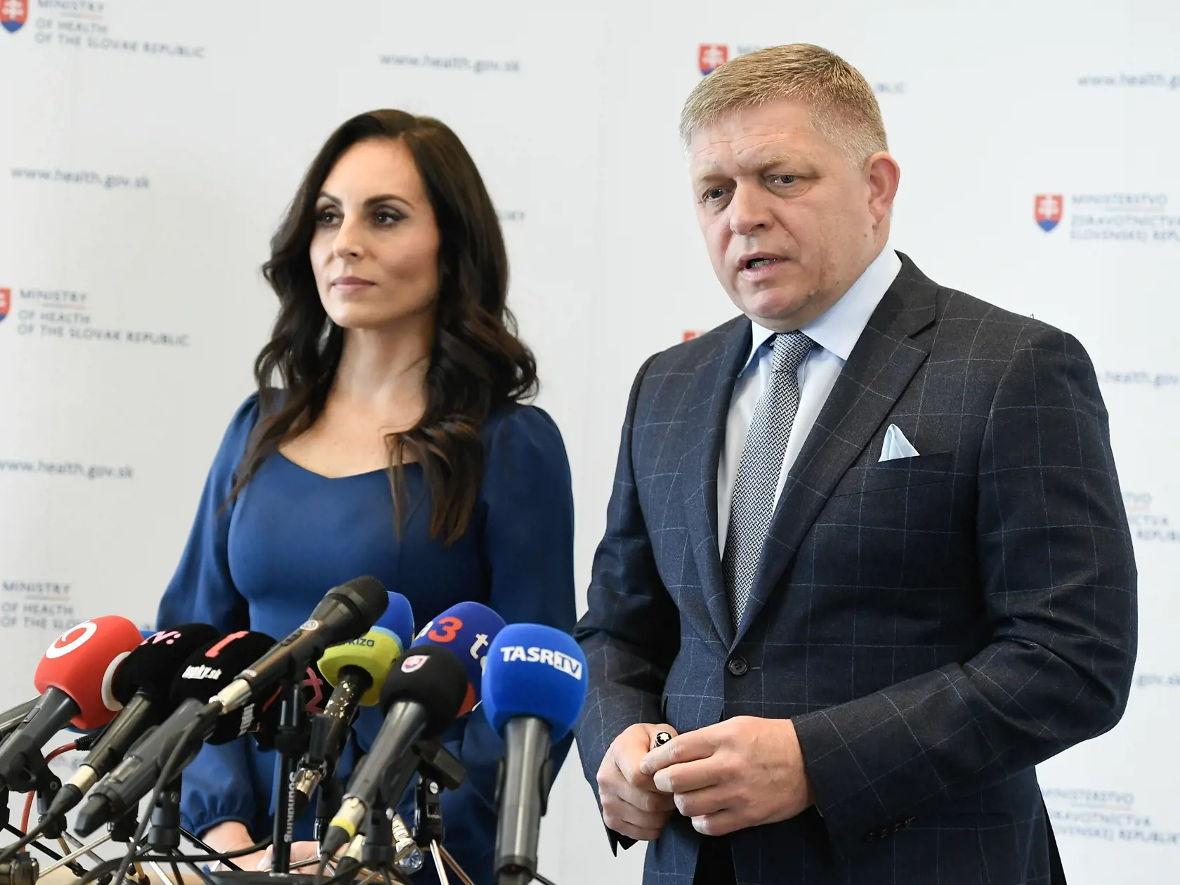 Vpravo predseda vlády SR Robert Fico (Smer) a vľavo ministerka zdravotníctva SR Zuzana Dolinková (Hlas) počas tlačovej konferencie po kontrolnom dni na Ministerstve zdravotníctva SR 15. apríla 2024 v Bratislave.