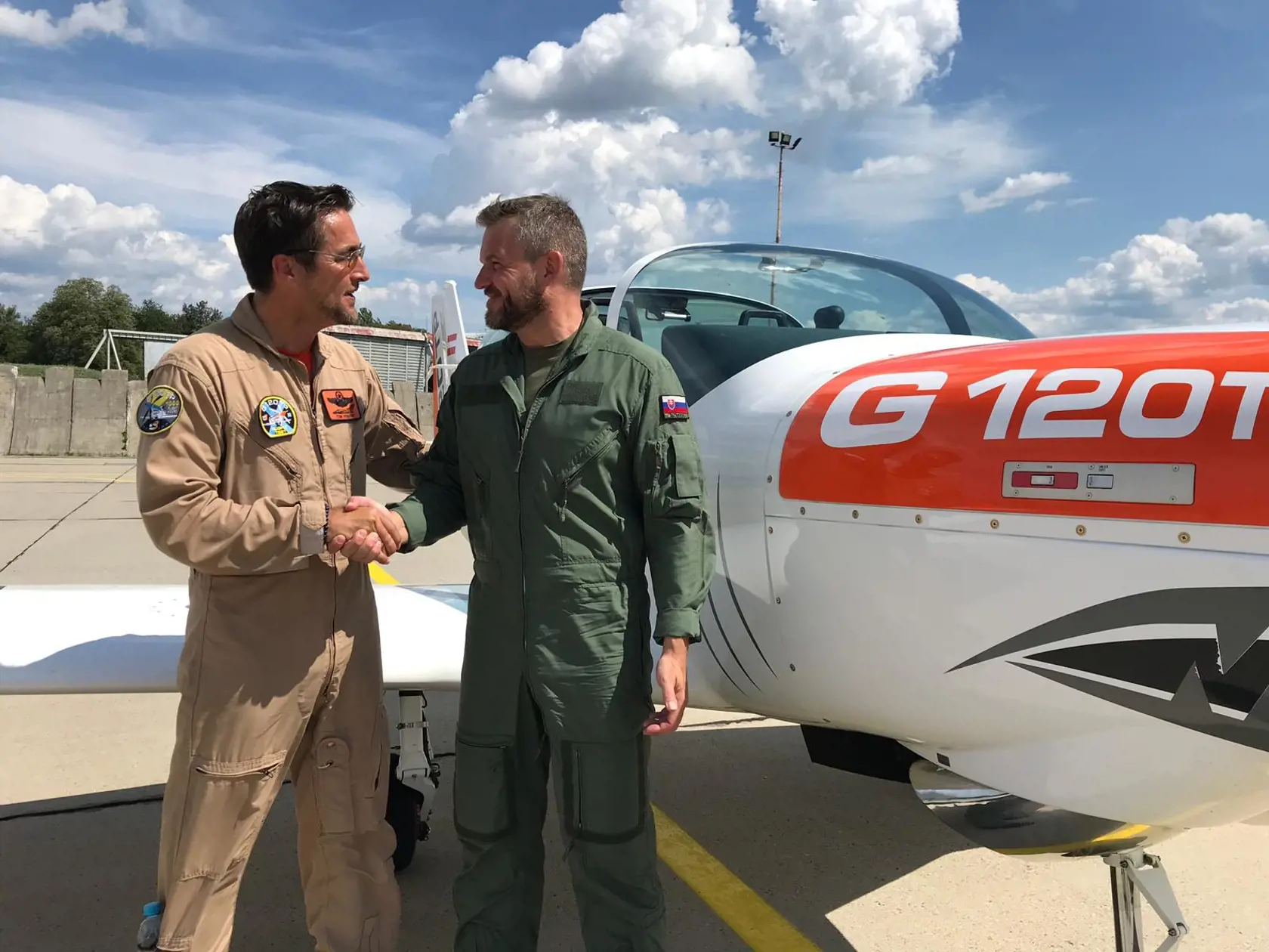Peter Pellegrini si vyskúšal let v akrobatickom lietadle. Spoločnosť mu robil profesionálny pilot Tom Reinert.