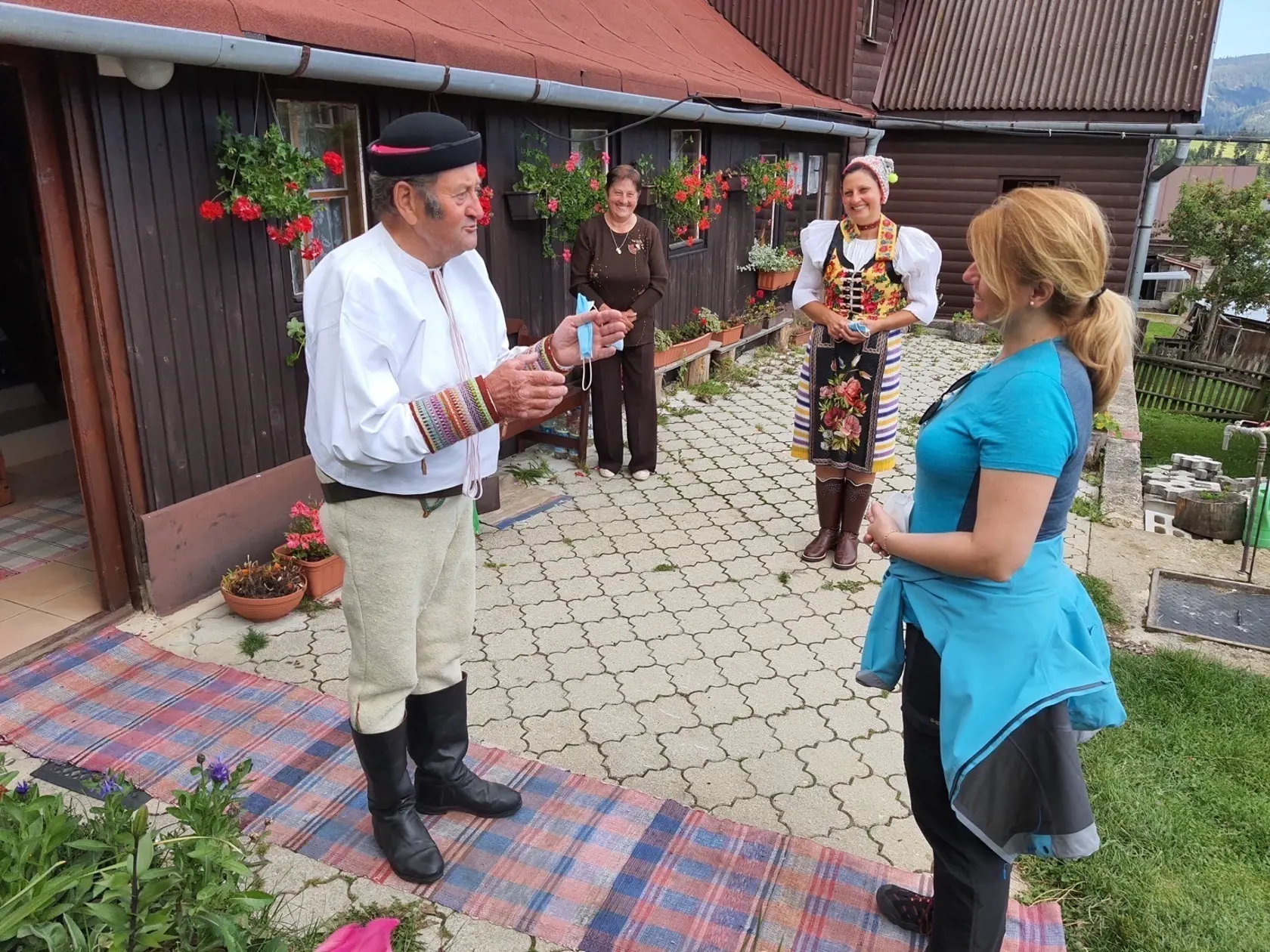 Zuzana Čaputová v obci Šumiac.